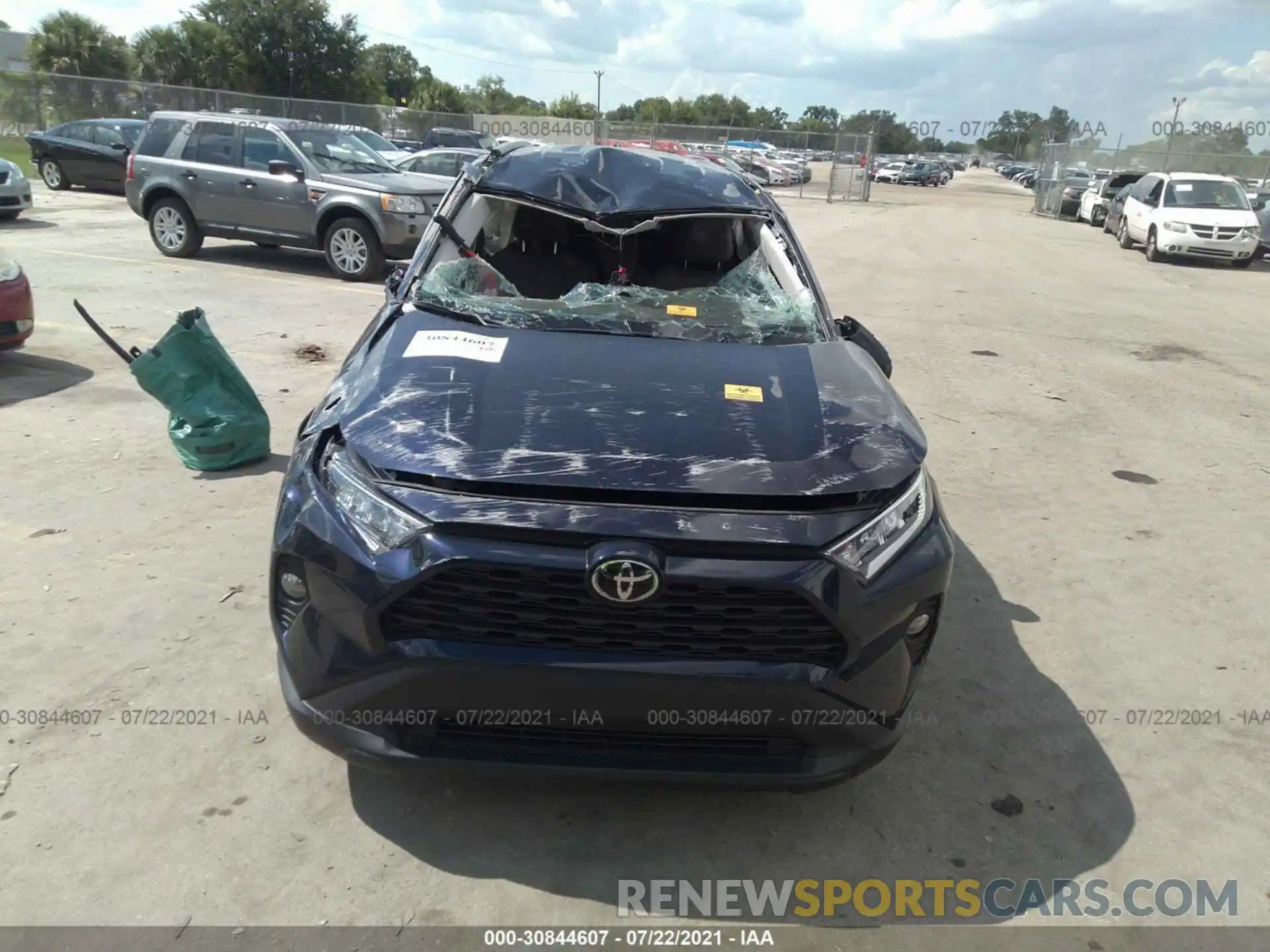 6 Photograph of a damaged car 2T3W1RFVXLW091552 TOYOTA RAV4 2020