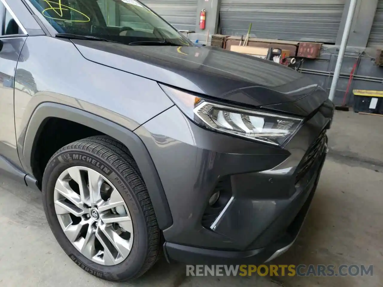 9 Photograph of a damaged car 2T3Y1RFV5LW090043 TOYOTA RAV4 2020