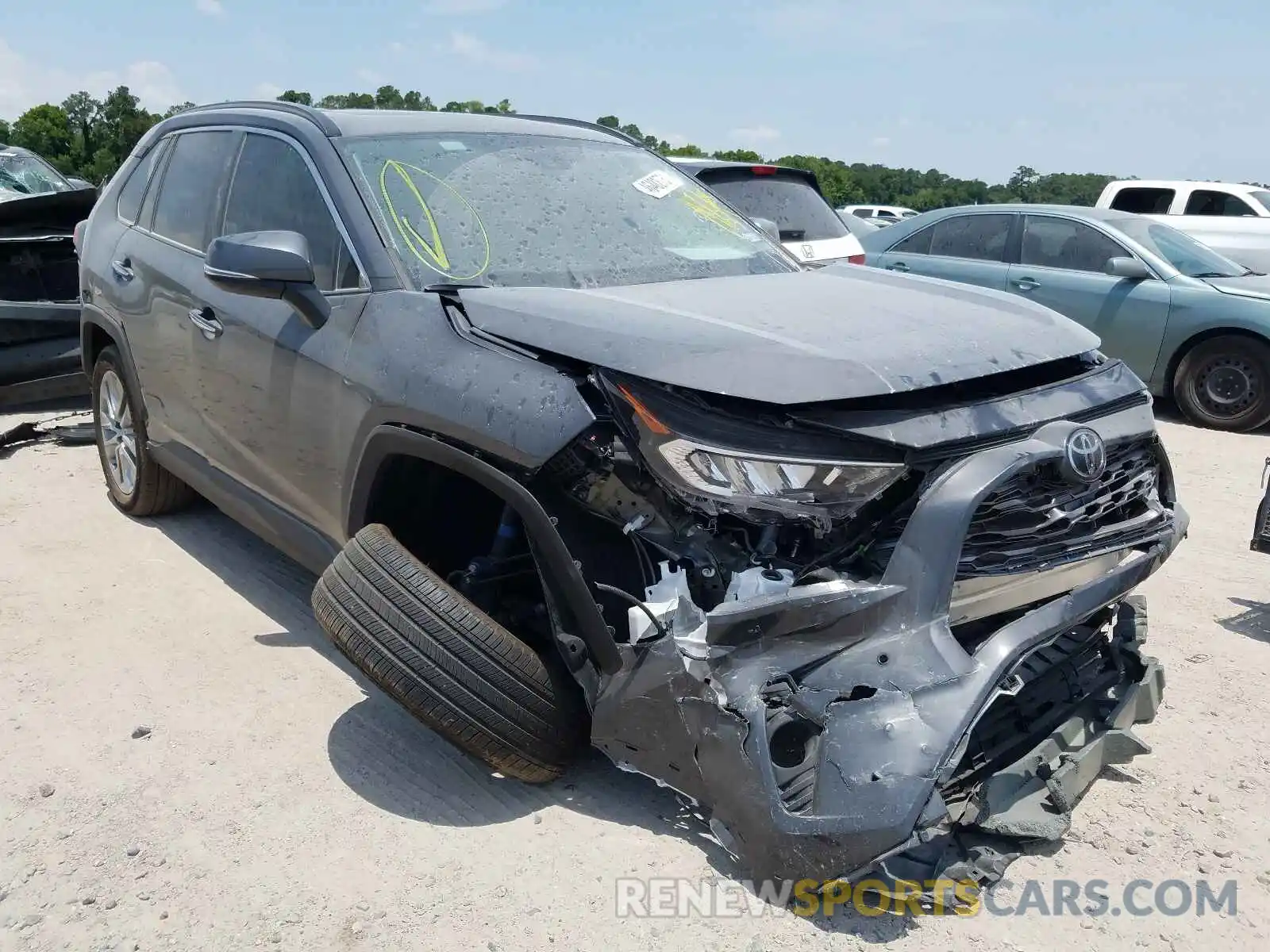 1 Photograph of a damaged car 2T3Y1RFV9LW072631 TOYOTA RAV4 2020