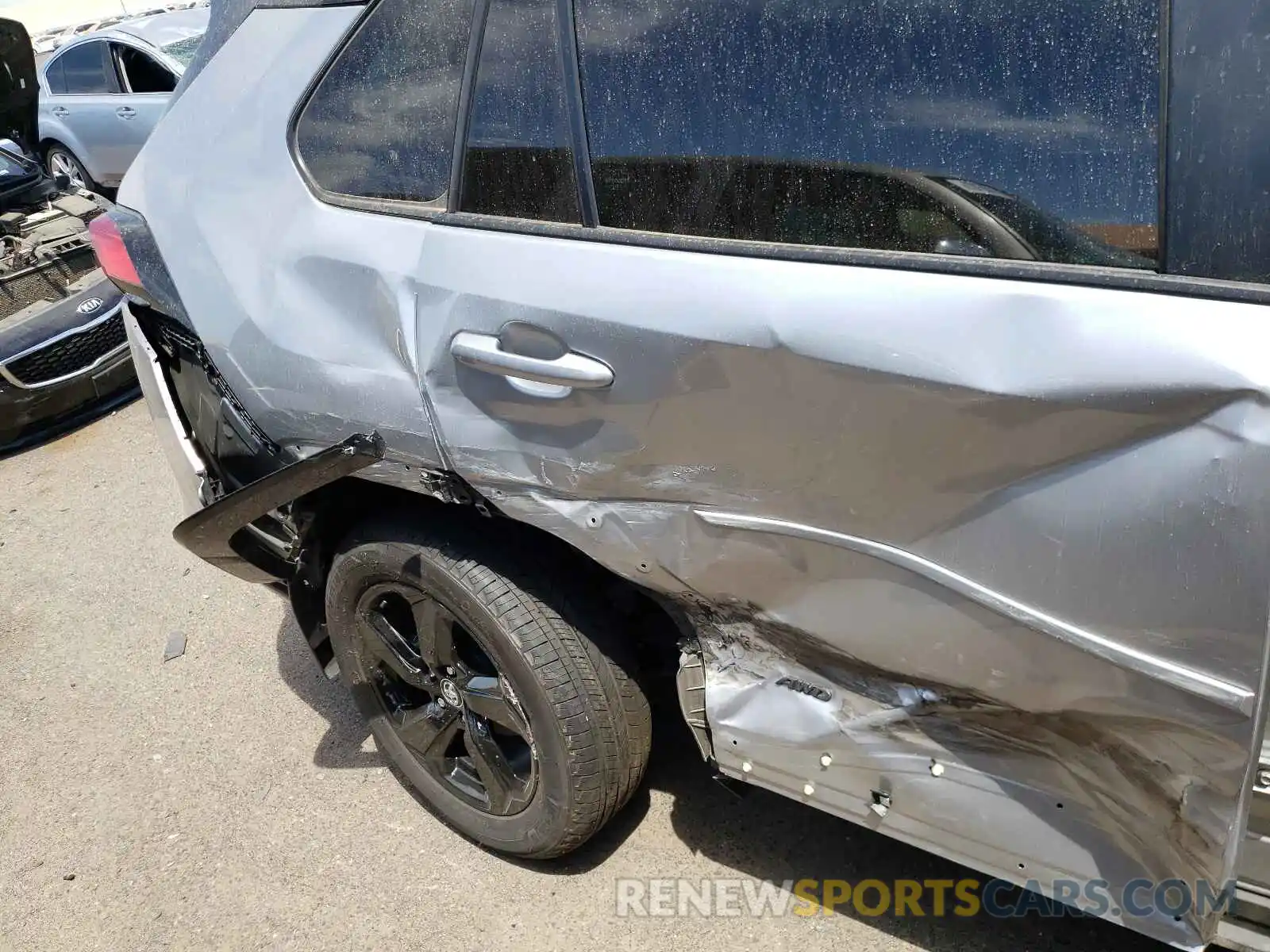 9 Photograph of a damaged car 4T3E6RFV4LU001437 TOYOTA RAV4 2020