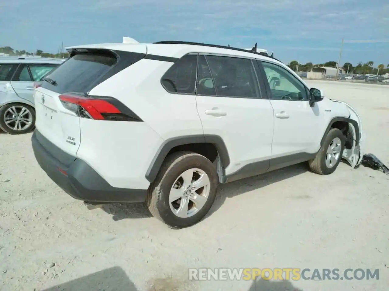 4 Photograph of a damaged car 4T3R6RFV0LU004210 TOYOTA RAV4 2020