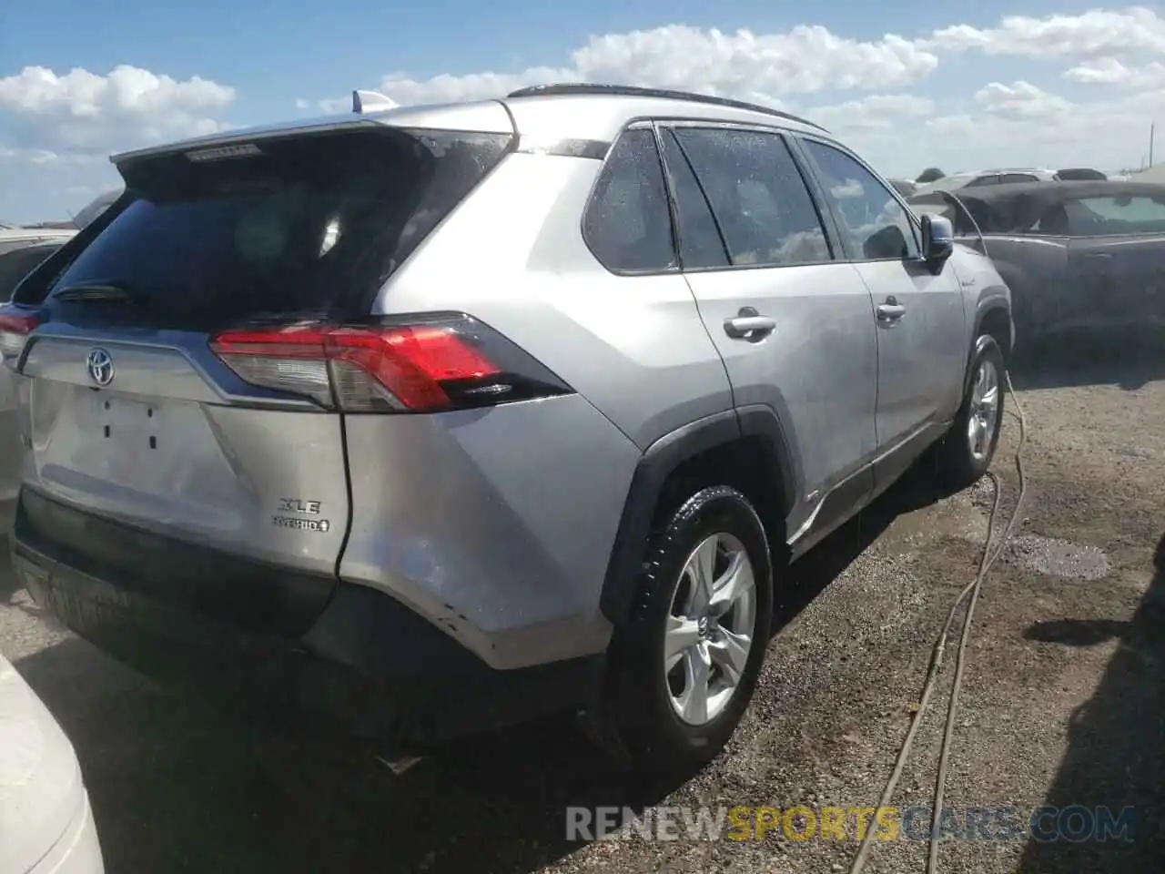 4 Photograph of a damaged car 4T3R6RFV2LU003687 TOYOTA RAV4 2020