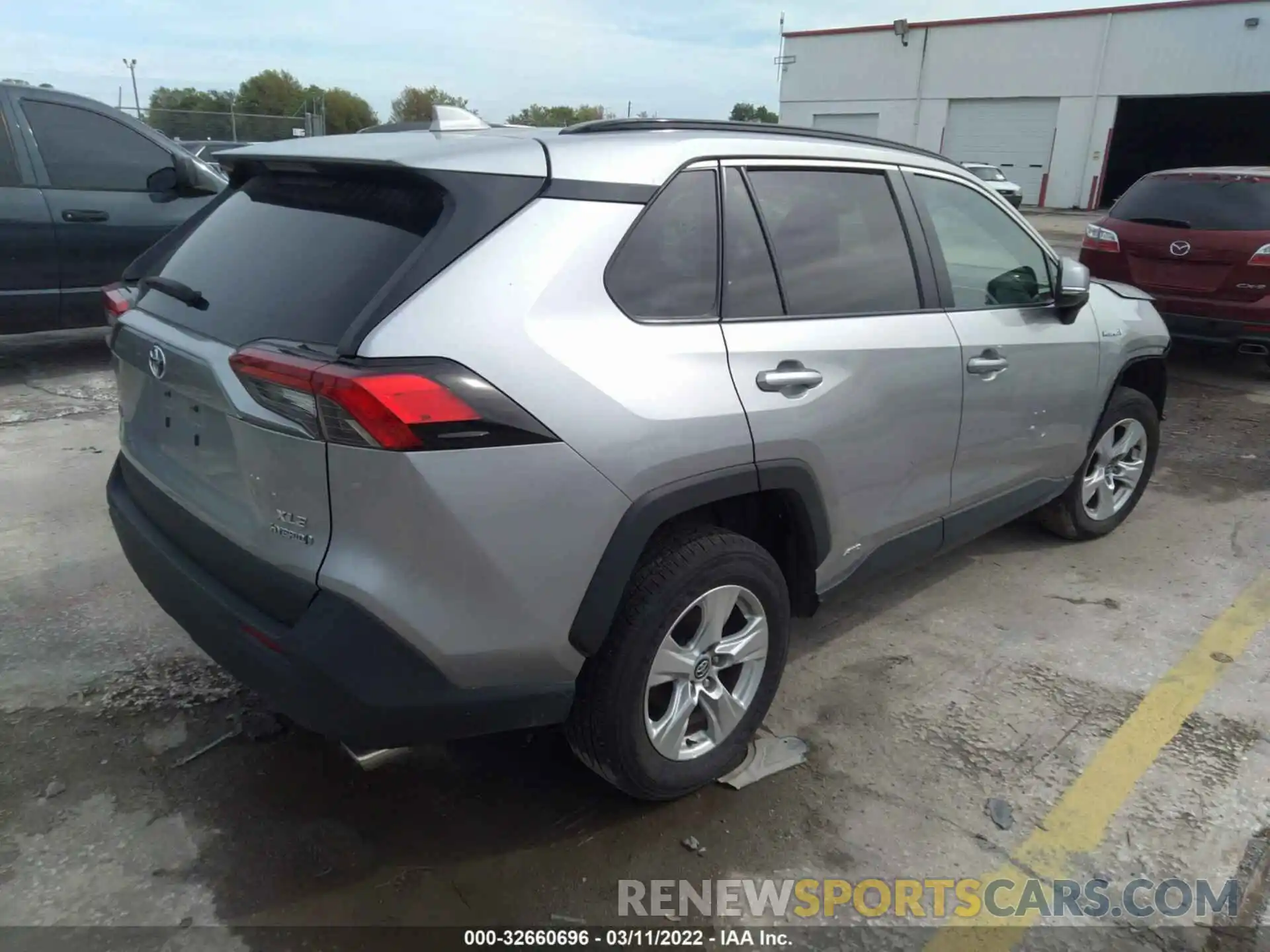 4 Photograph of a damaged car 4T3R6RFV4LU001701 TOYOTA RAV4 2020