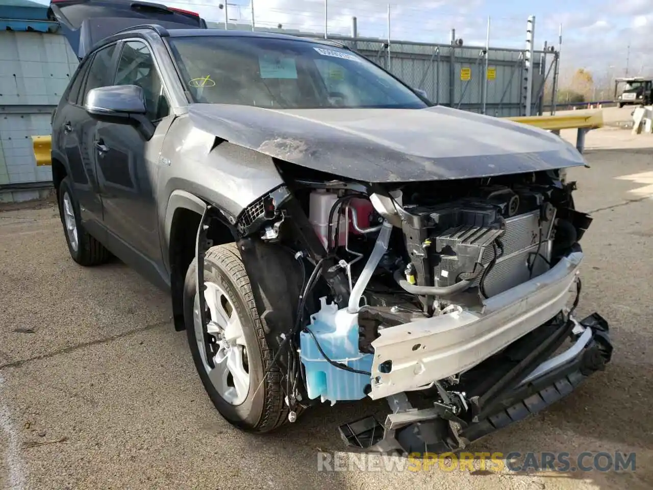 1 Photograph of a damaged car 4T3R6RFV7LU003796 TOYOTA RAV4 2020