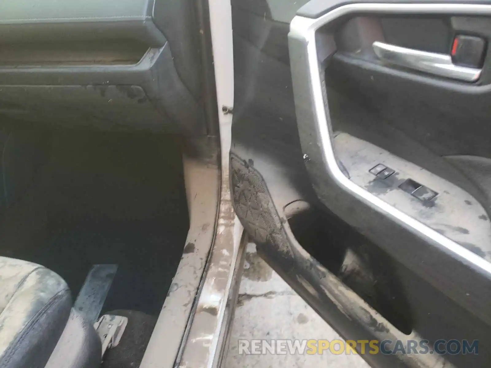 9 Photograph of a damaged car JTMA1RFV4LD049319 TOYOTA RAV4 2020