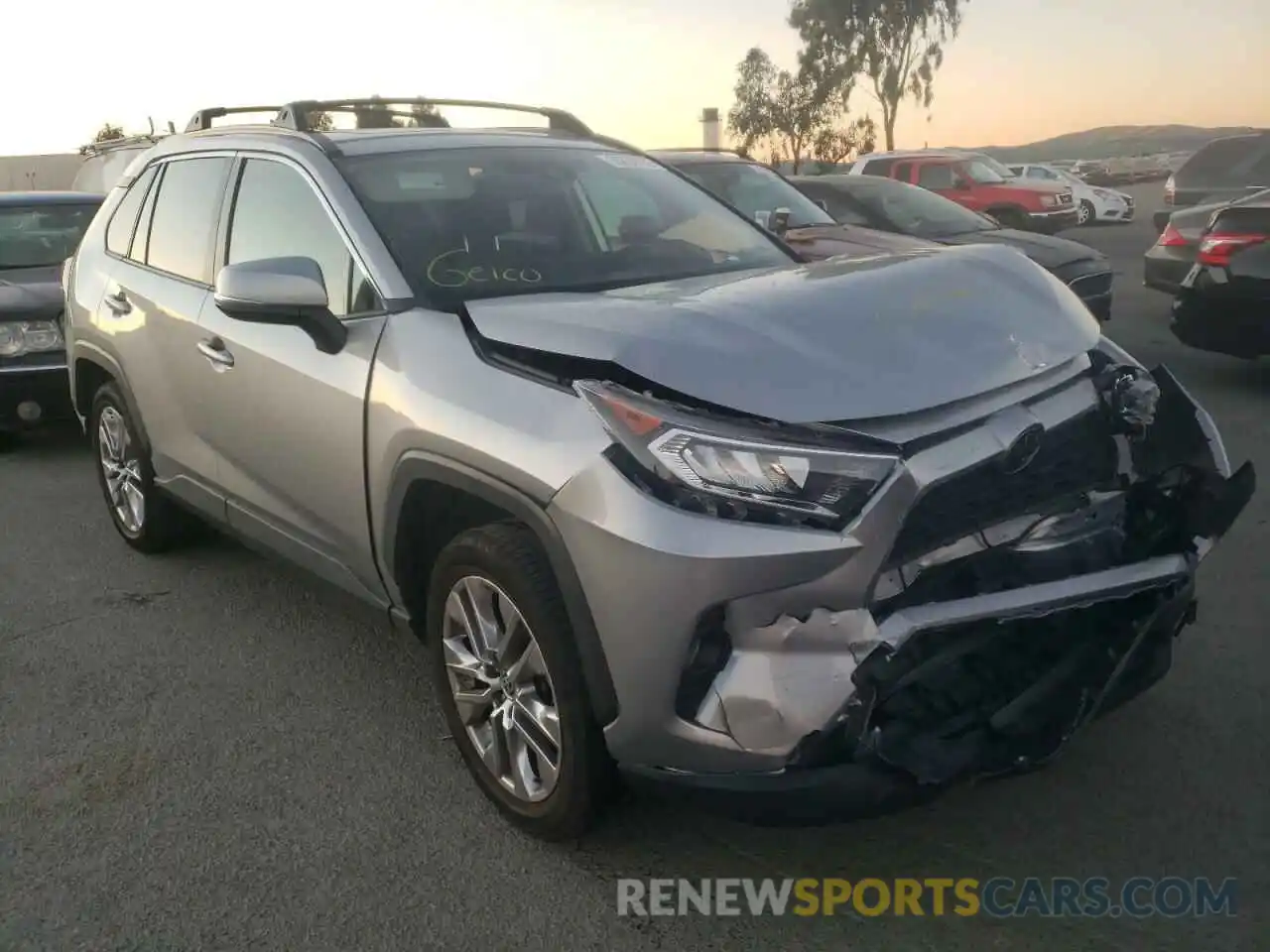 1 Photograph of a damaged car JTMC1RFV0LJ020457 TOYOTA RAV4 2020