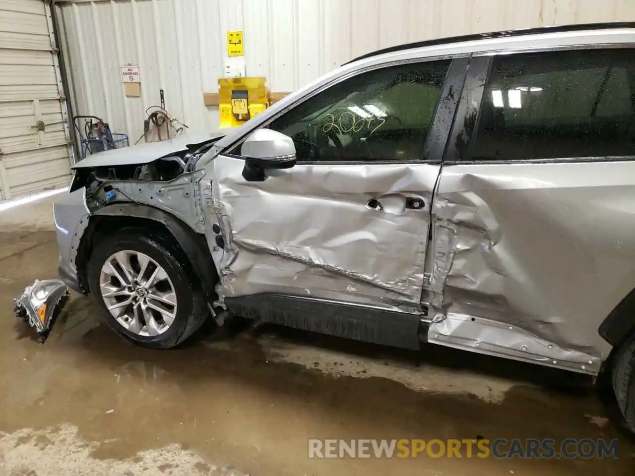 9 Photograph of a damaged car JTMC1RFV4LD045411 TOYOTA RAV4 2020