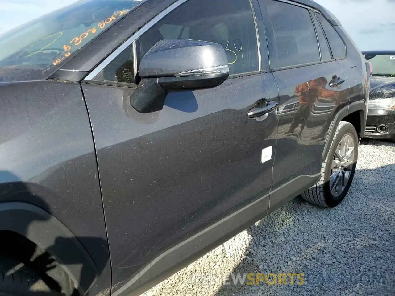 9 Photograph of a damaged car JTMC1RFVXLJ018120 TOYOTA RAV4 2020