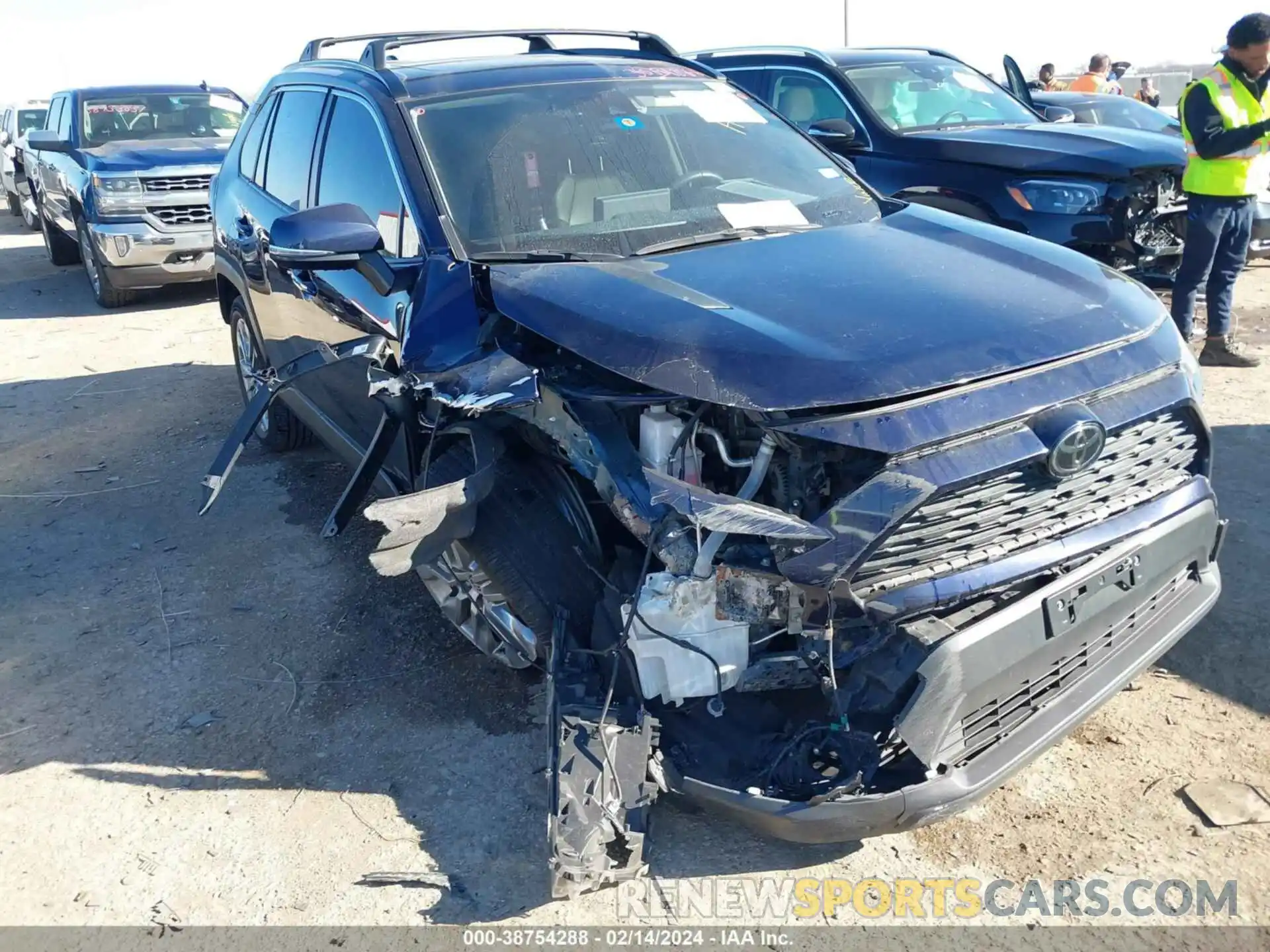 6 Photograph of a damaged car JTMC1RFVXLJ020112 TOYOTA RAV4 2020