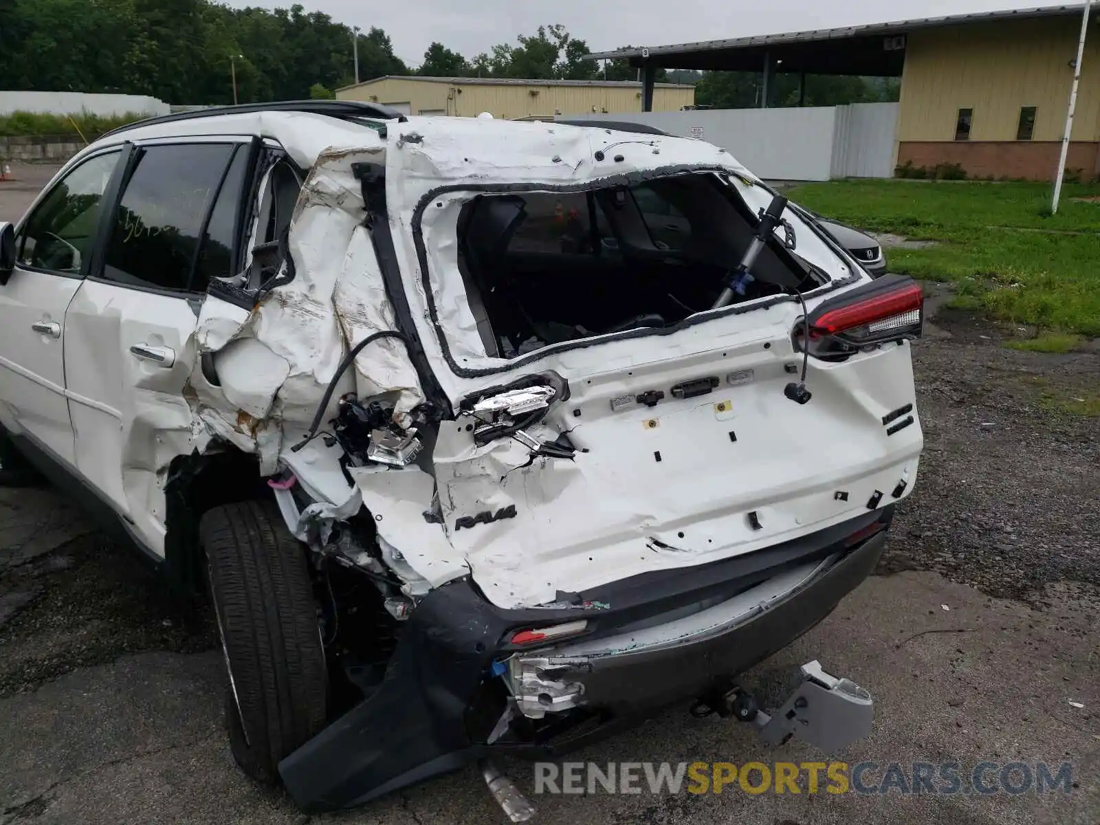 9 Photograph of a damaged car JTMD6RFV3LJ002444 TOYOTA RAV4 2020