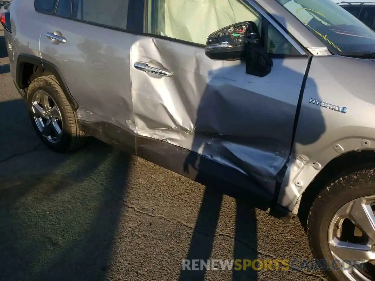 9 Photograph of a damaged car JTMDWRFV4LD539483 TOYOTA RAV4 2020