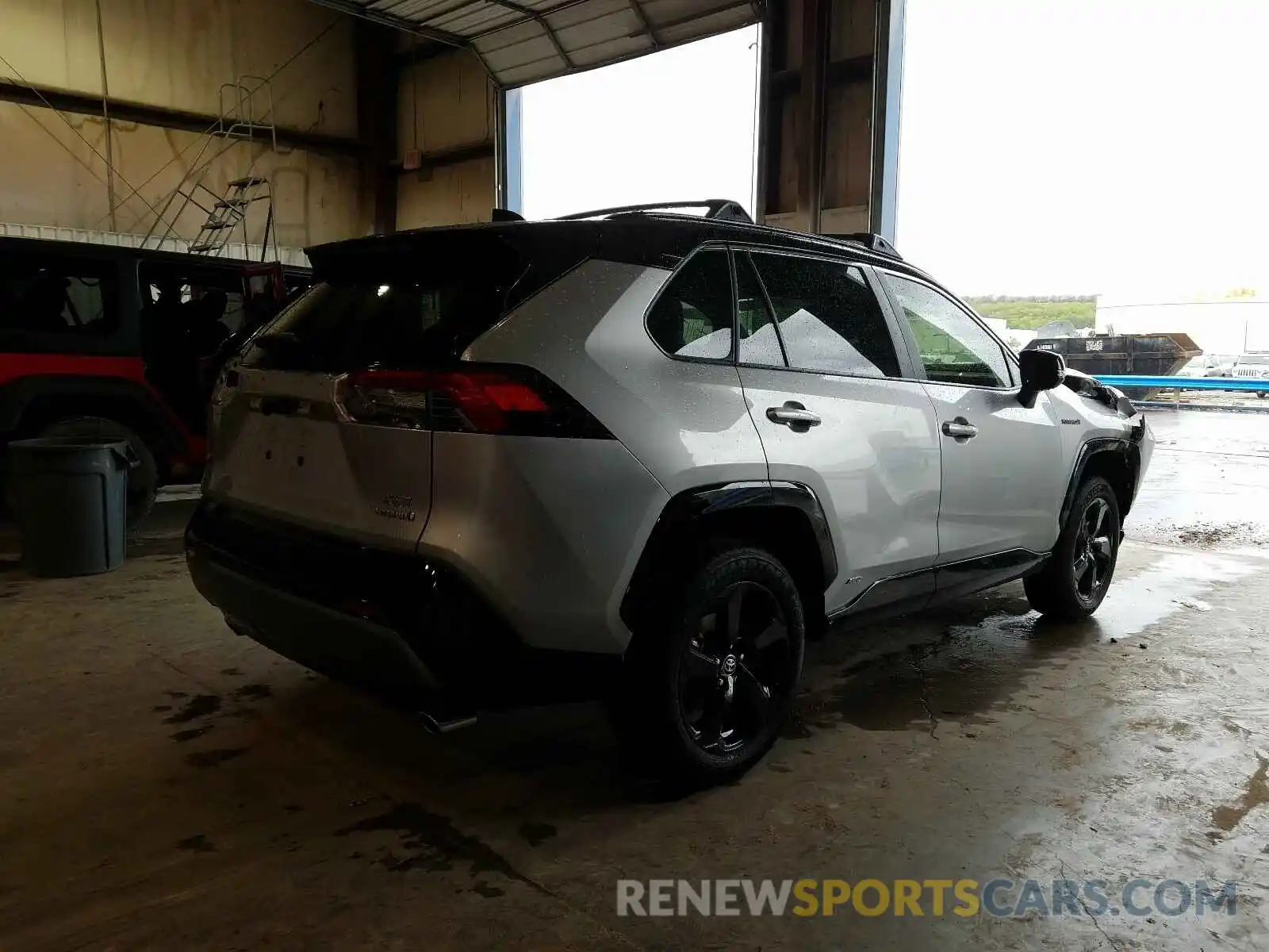 4 Photograph of a damaged car JTMEWRFV1LJ037200 TOYOTA RAV4 2020