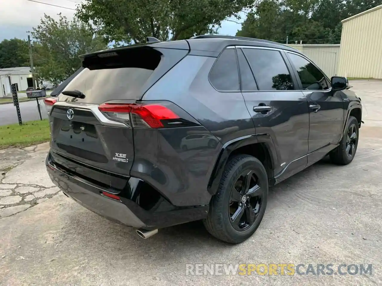 4 Photograph of a damaged car JTMEWRFV1LJ047595 TOYOTA RAV4 2020