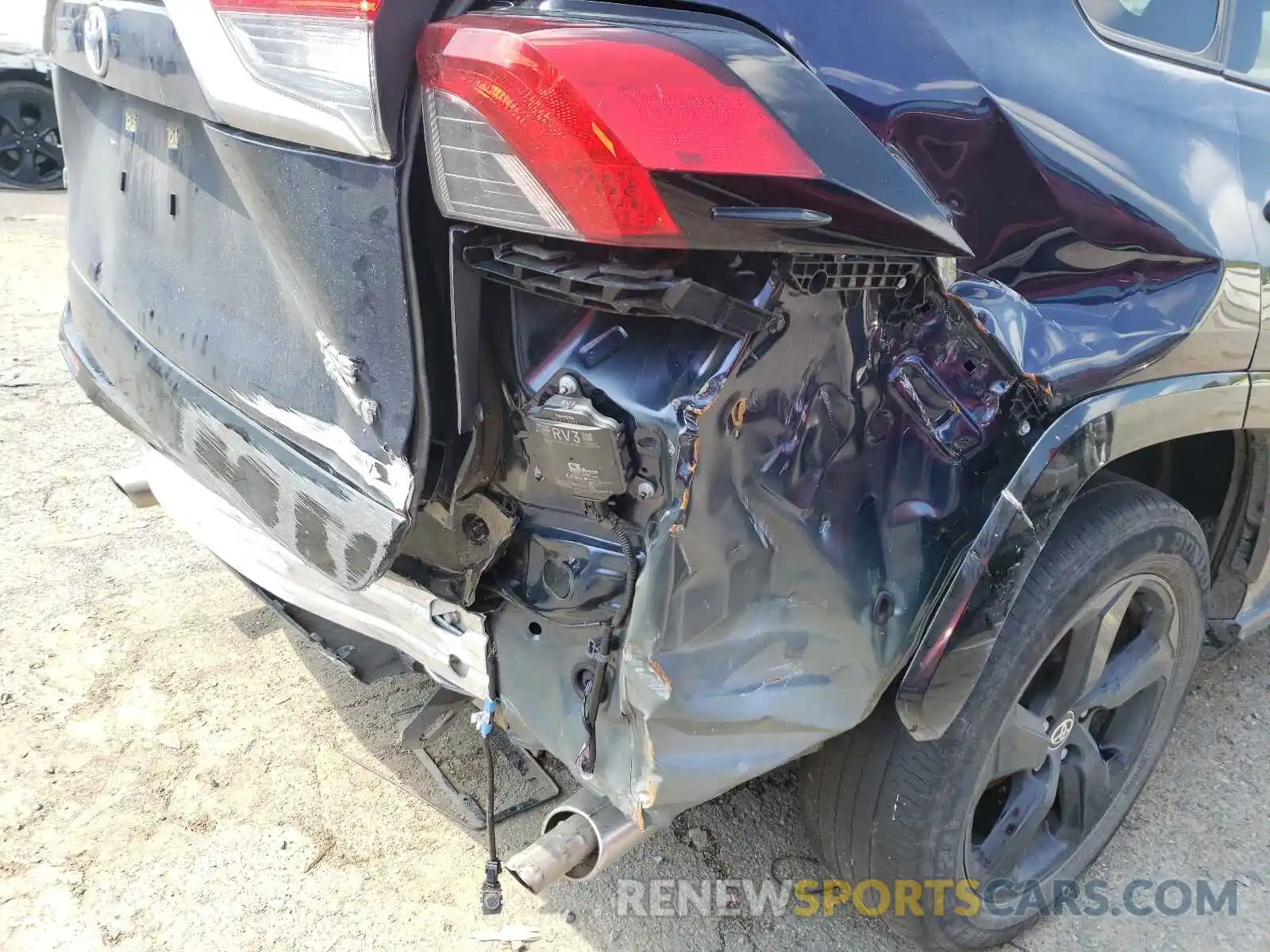 9 Photograph of a damaged car JTMEWRFV2LJ037979 TOYOTA RAV4 2020