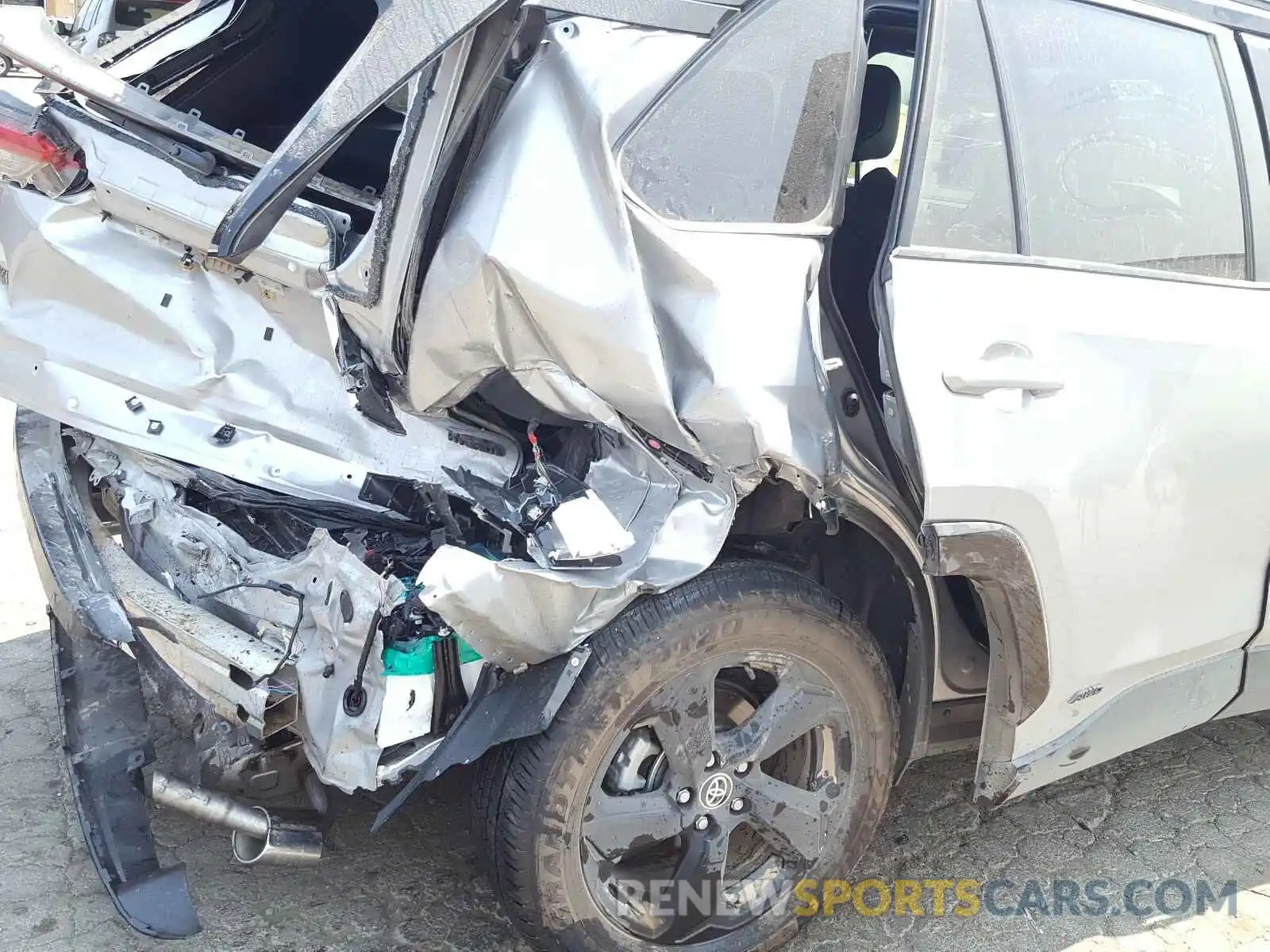 9 Photograph of a damaged car JTMEWRFV3LJ040485 TOYOTA RAV4 2020