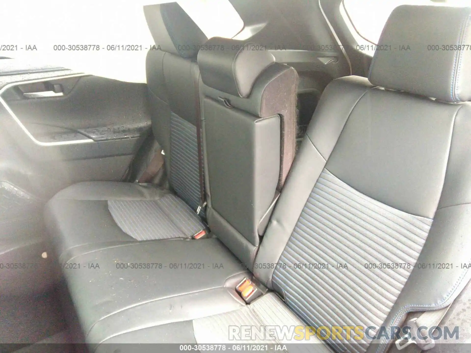 8 Фотография поврежденного автомобиля JTMEWRFV4LJ043024 TOYOTA RAV4 2020