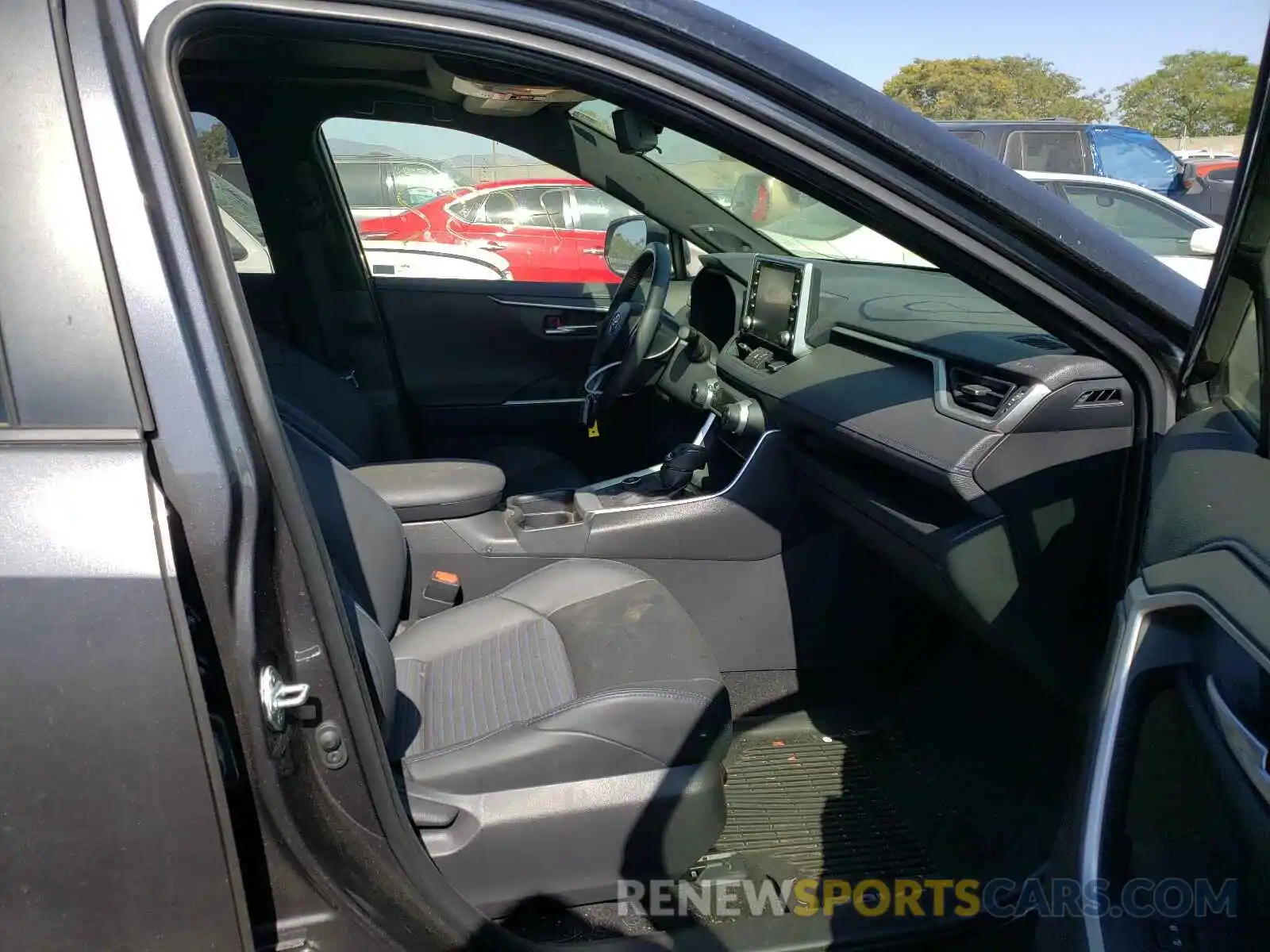 5 Photograph of a damaged car JTMEWRFV5LJ033571 TOYOTA RAV4 2020