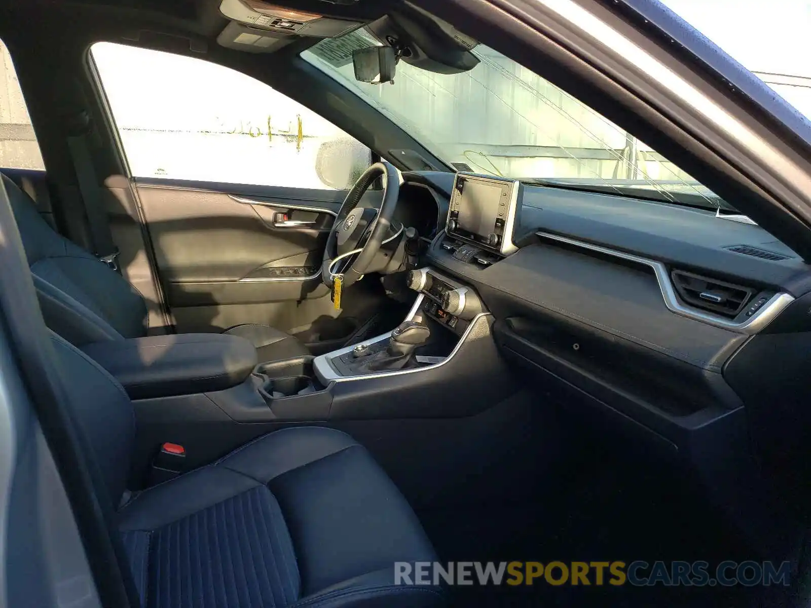 5 Photograph of a damaged car JTMEWRFV8LJ043298 TOYOTA RAV4 2020