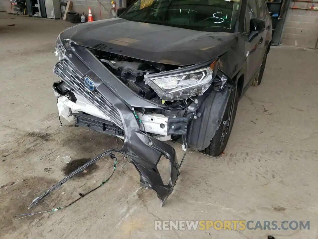 9 Photograph of a damaged car JTMEWRFV8LJ046010 TOYOTA RAV4 2020