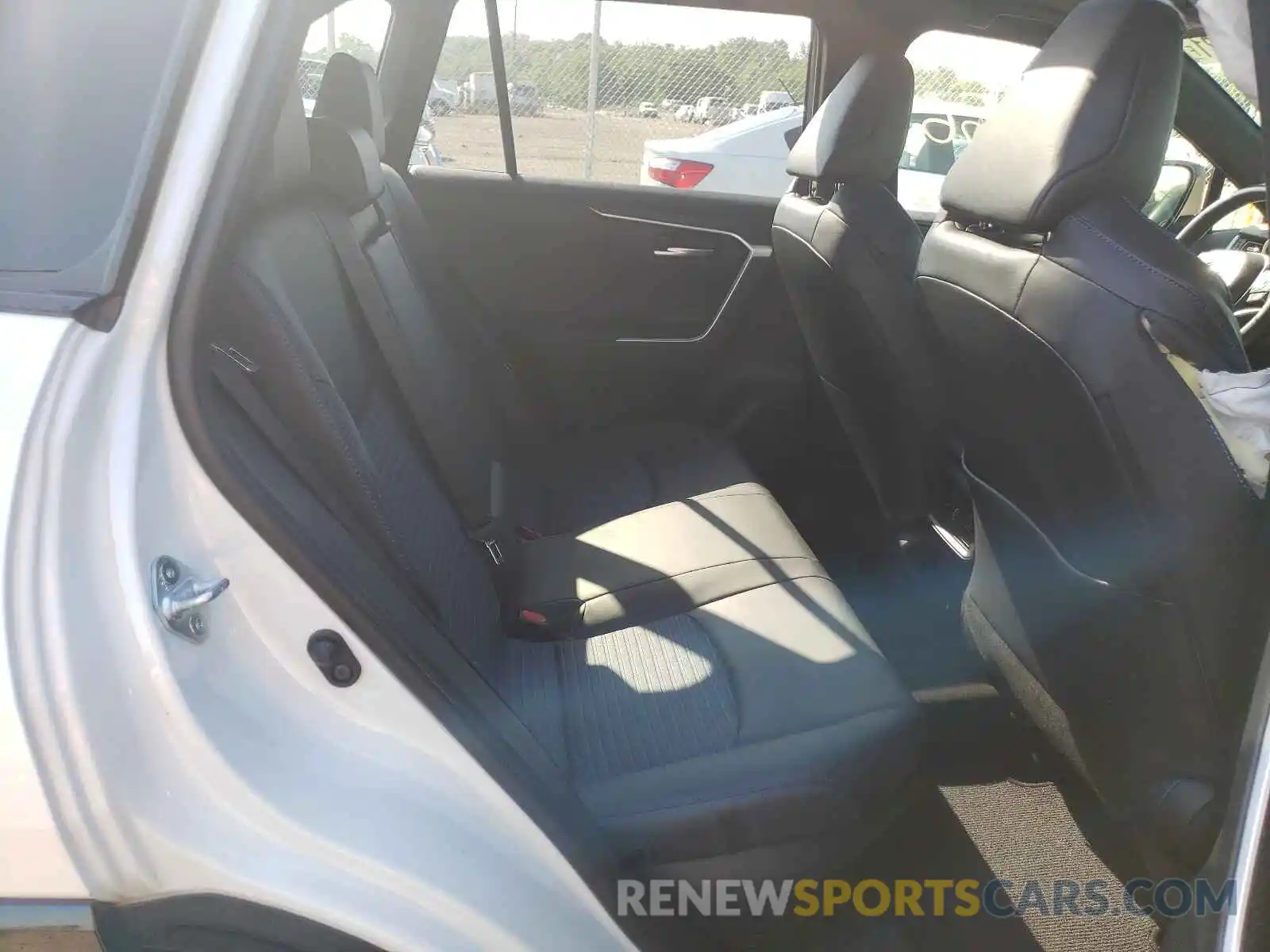 6 Photograph of a damaged car JTMEWRFV9LJ033475 TOYOTA RAV4 2020