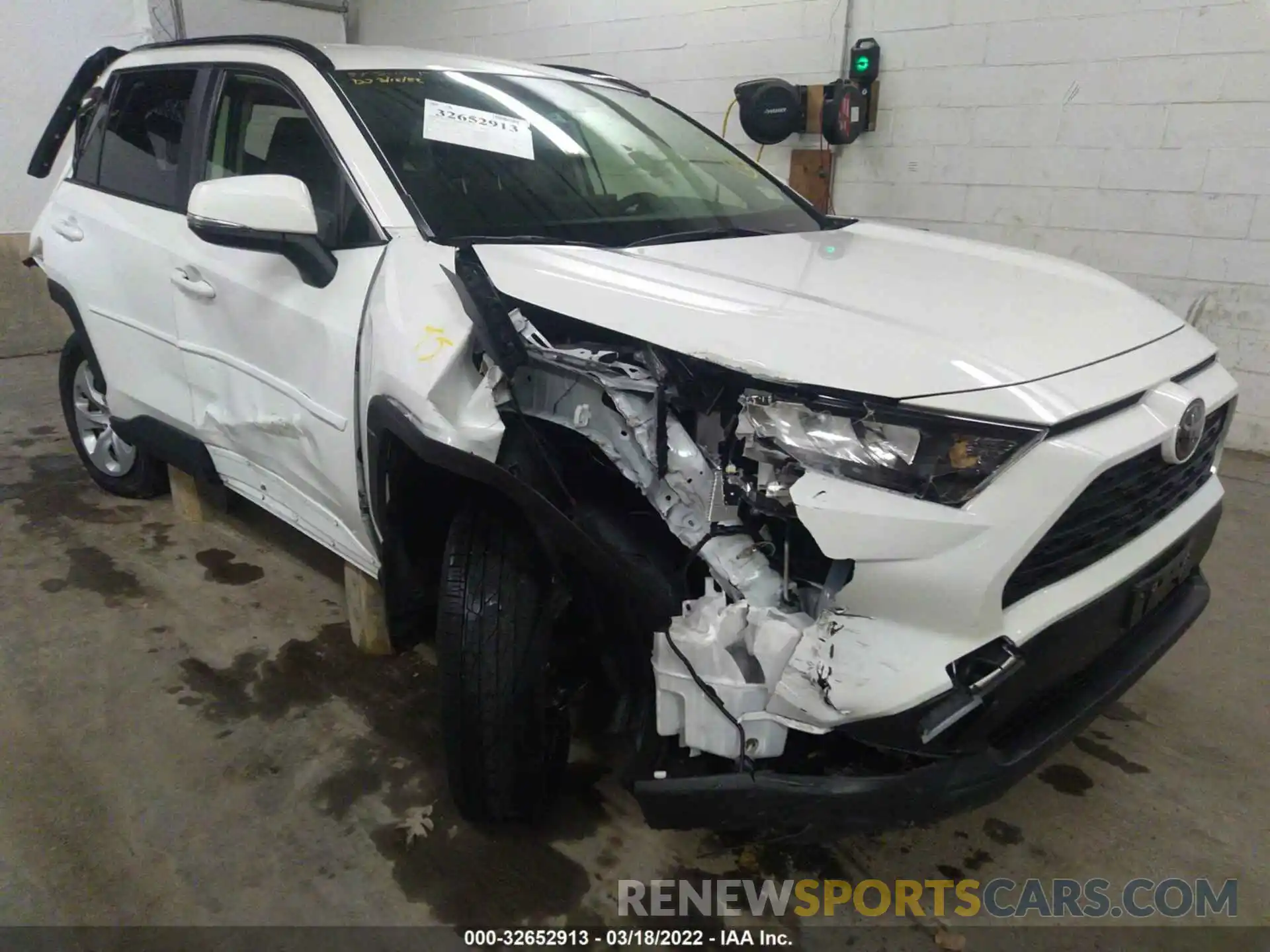 1 Photograph of a damaged car JTMG1RFV1LD063852 TOYOTA RAV4 2020