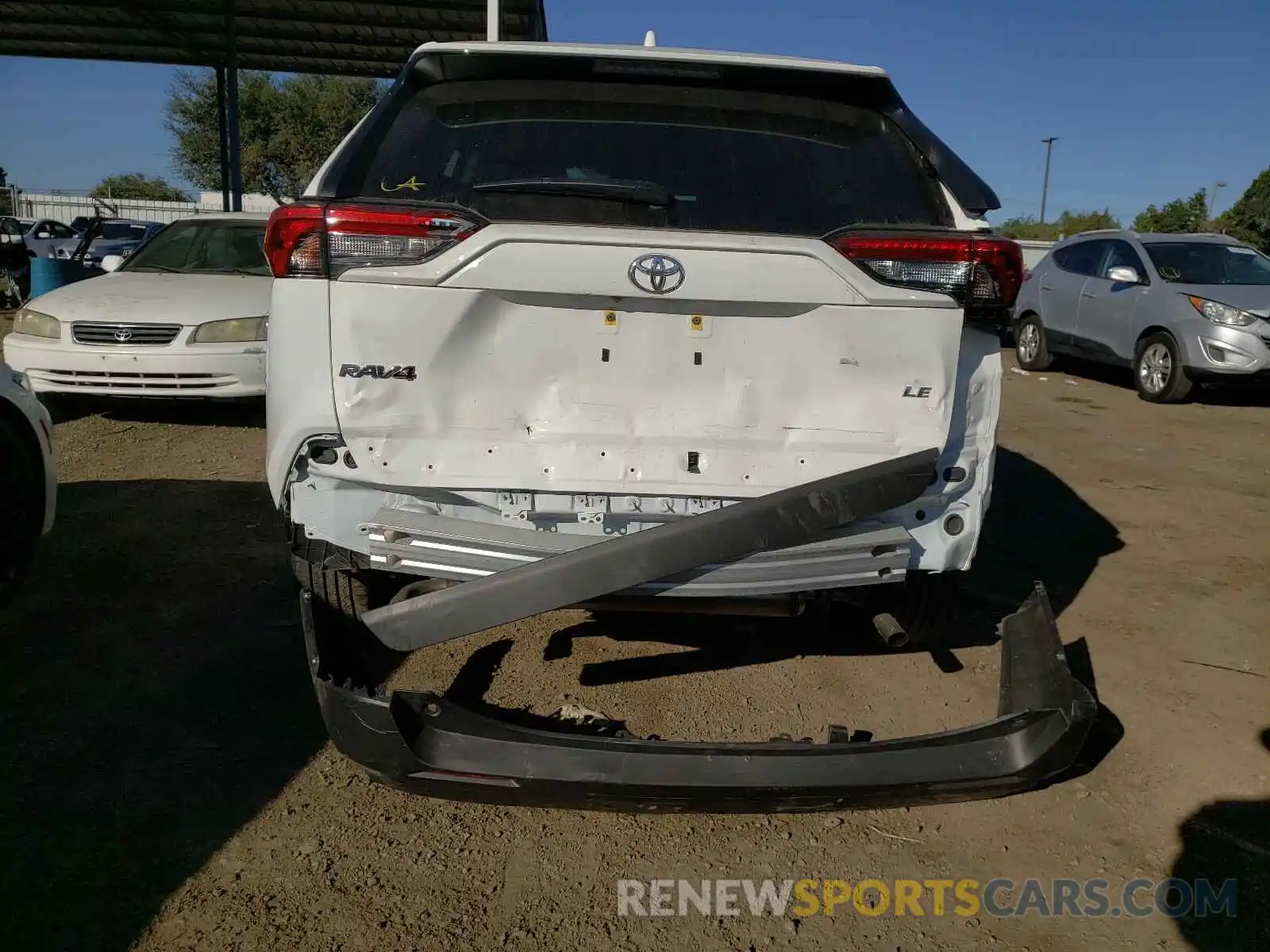 9 Photograph of a damaged car JTMH1RFV7LD049930 TOYOTA RAV4 2020