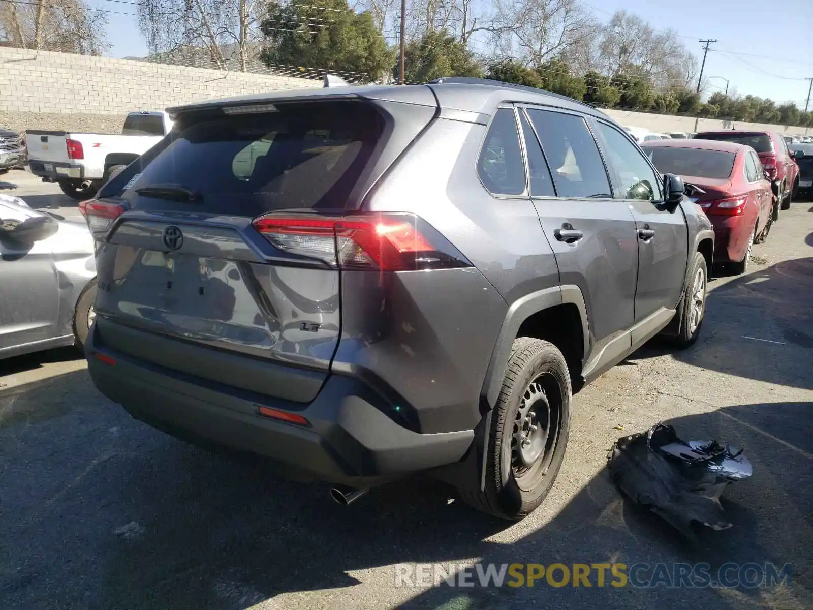 4 Photograph of a damaged car JTMH1RFV8LD050813 TOYOTA RAV4 2020