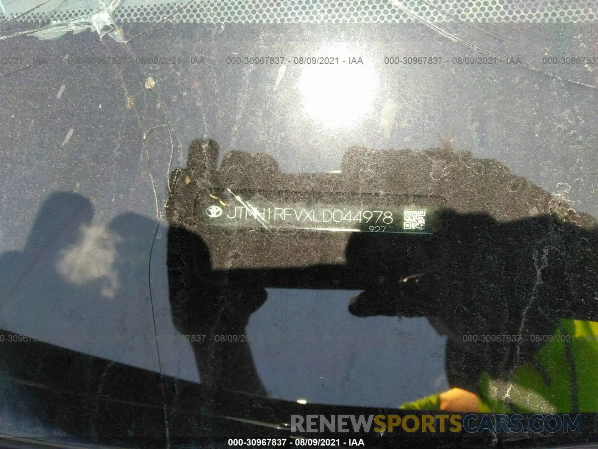 9 Photograph of a damaged car JTMH1RFVXLD044978 TOYOTA RAV4 2020