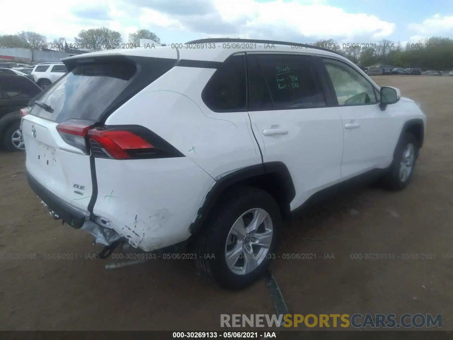 4 Photograph of a damaged car JTMP1RFV1LD055685 TOYOTA RAV4 2020