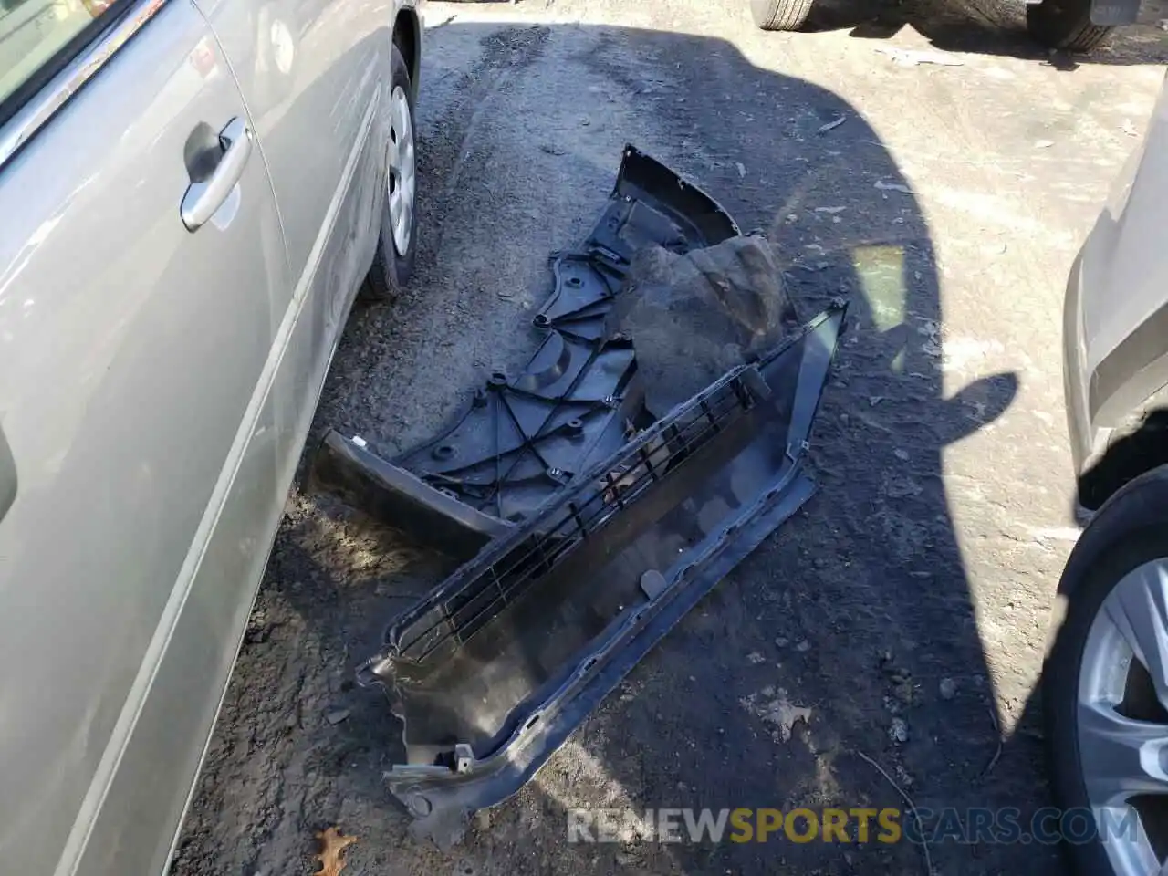 9 Photograph of a damaged car JTMP1RFV1LD055878 TOYOTA RAV4 2020