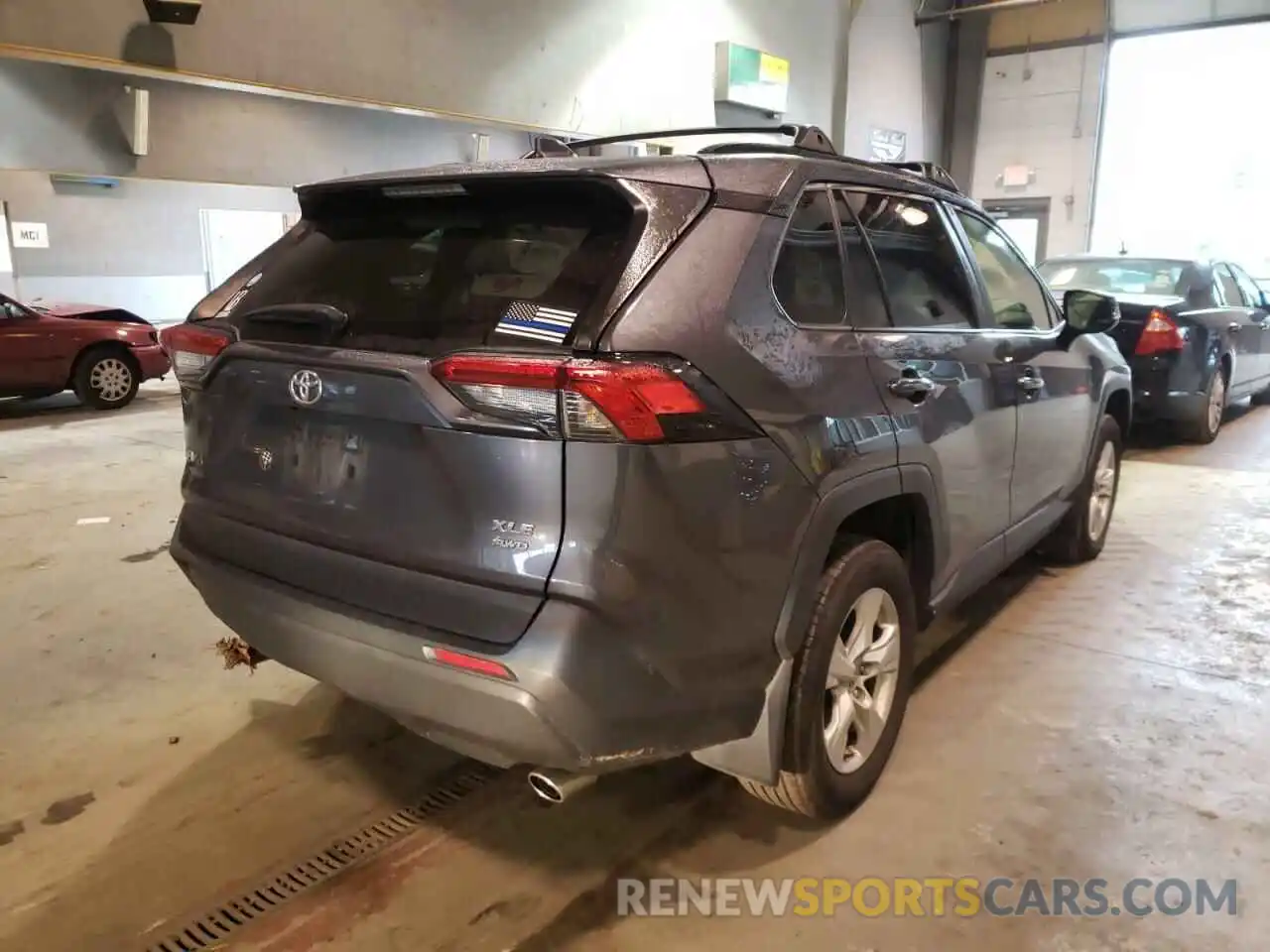 4 Photograph of a damaged car JTMP1RFV1LJ027483 TOYOTA RAV4 2020