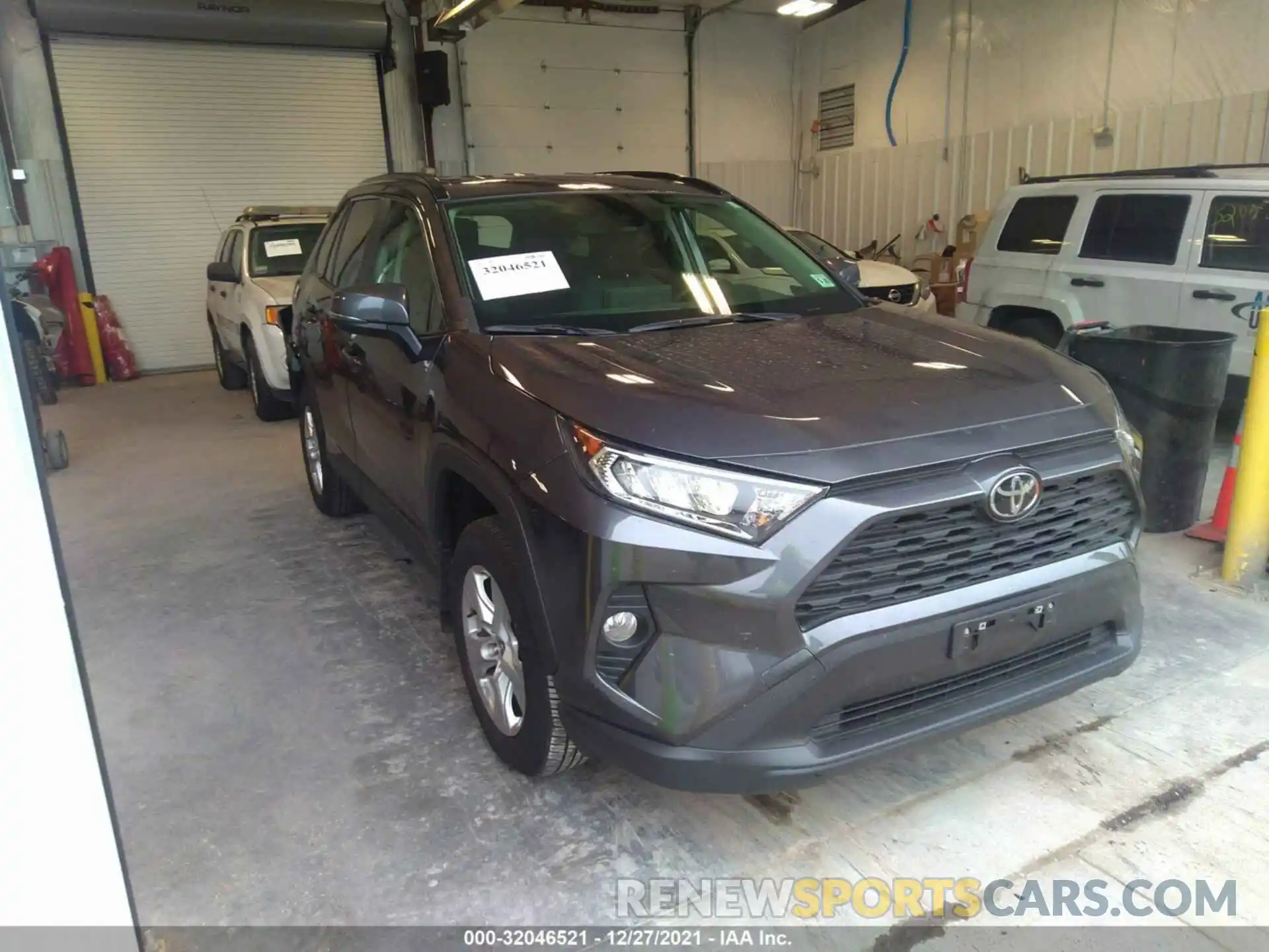 1 Фотография поврежденного автомобиля JTMP1RFV6LJ025826 TOYOTA RAV4 2020