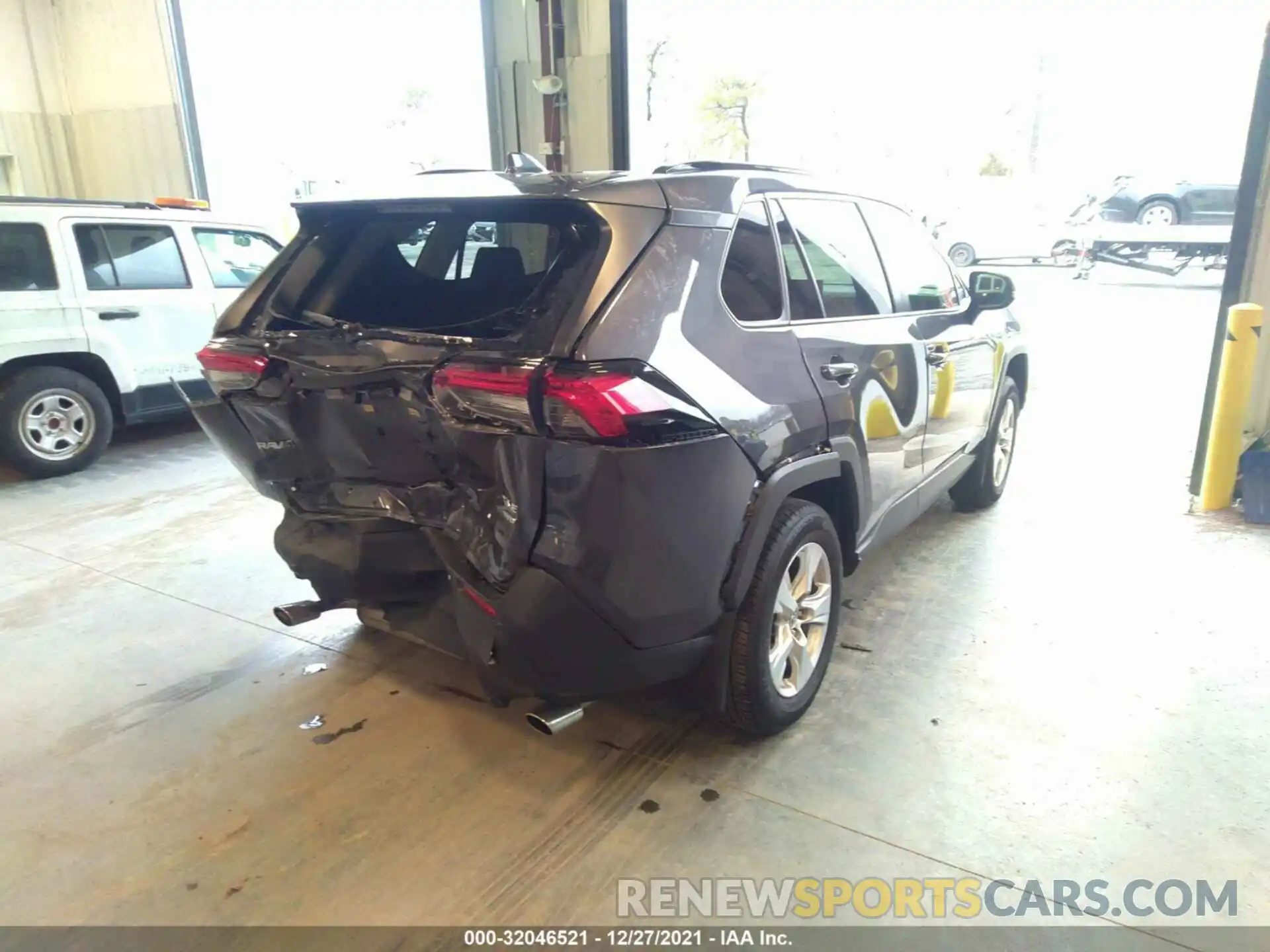 4 Photograph of a damaged car JTMP1RFV6LJ025826 TOYOTA RAV4 2020