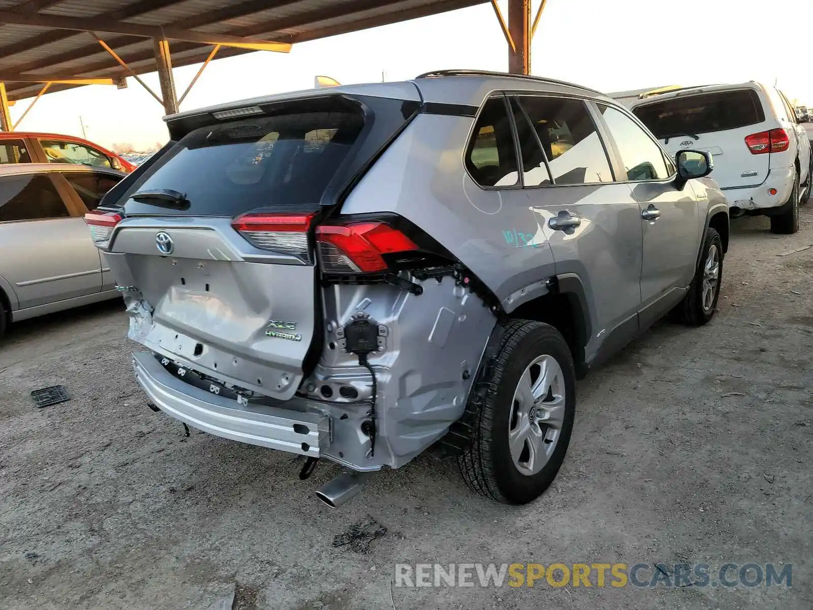 4 Photograph of a damaged car JTMRWRFV0LD066963 TOYOTA RAV4 2020