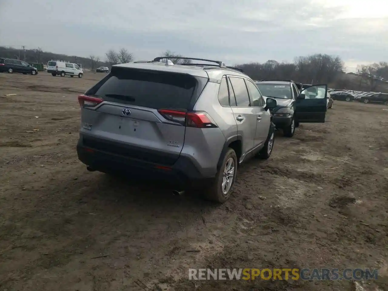 4 Photograph of a damaged car JTMRWRFV0LD072732 TOYOTA RAV4 2020