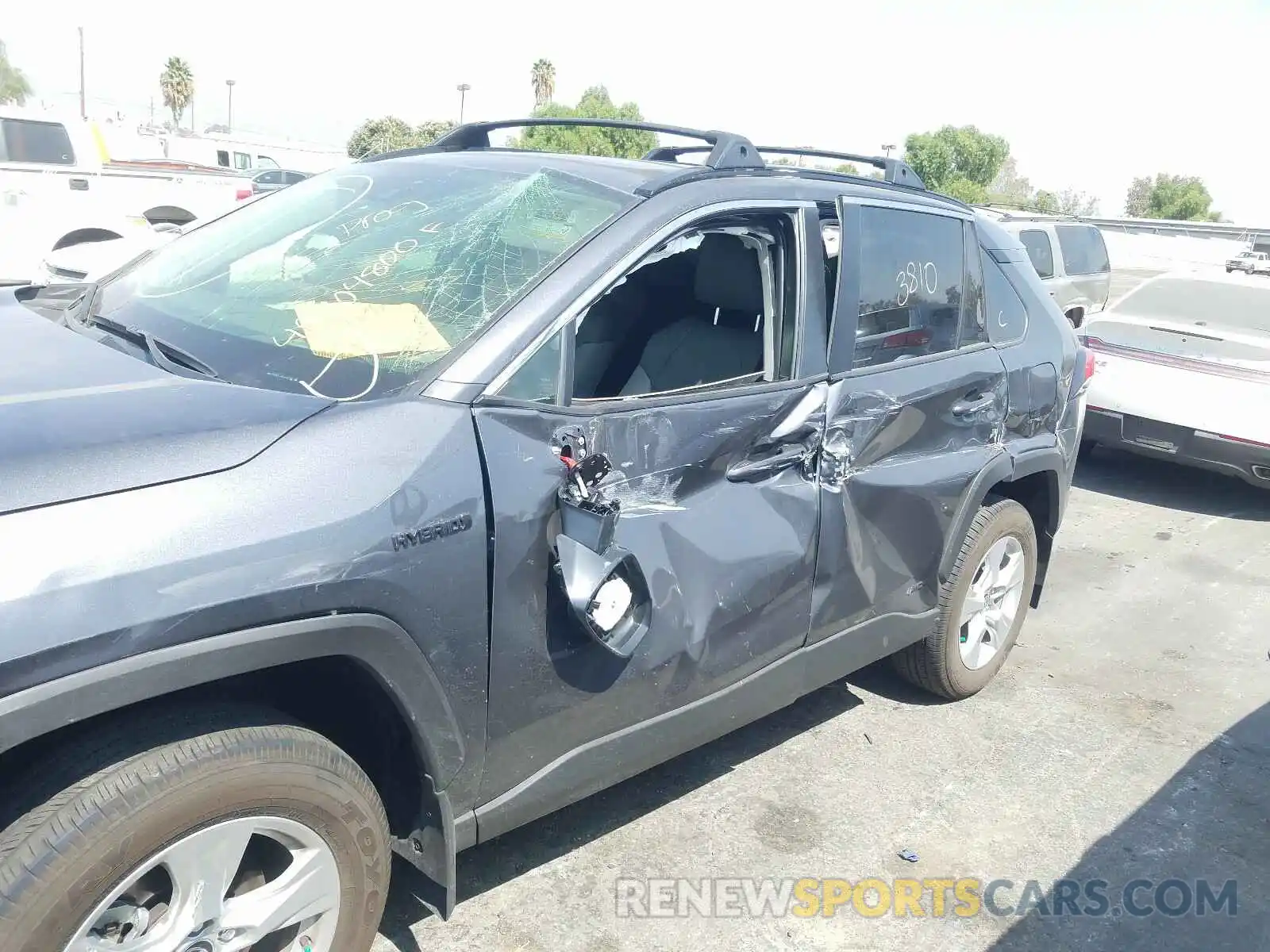 9 Photograph of a damaged car JTMRWRFV0LD535405 TOYOTA RAV4 2020