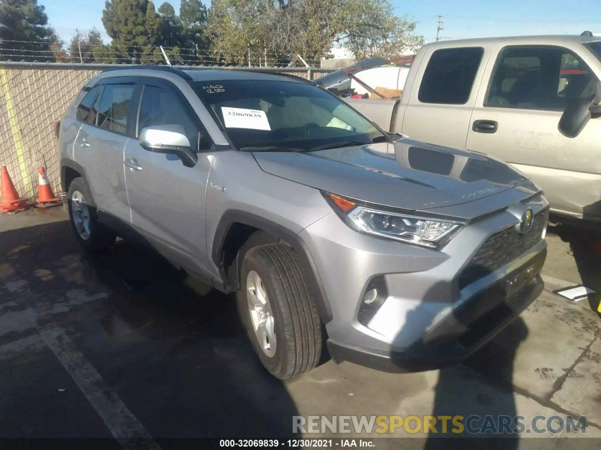 1 Photograph of a damaged car JTMRWRFV3LD545300 TOYOTA RAV4 2020