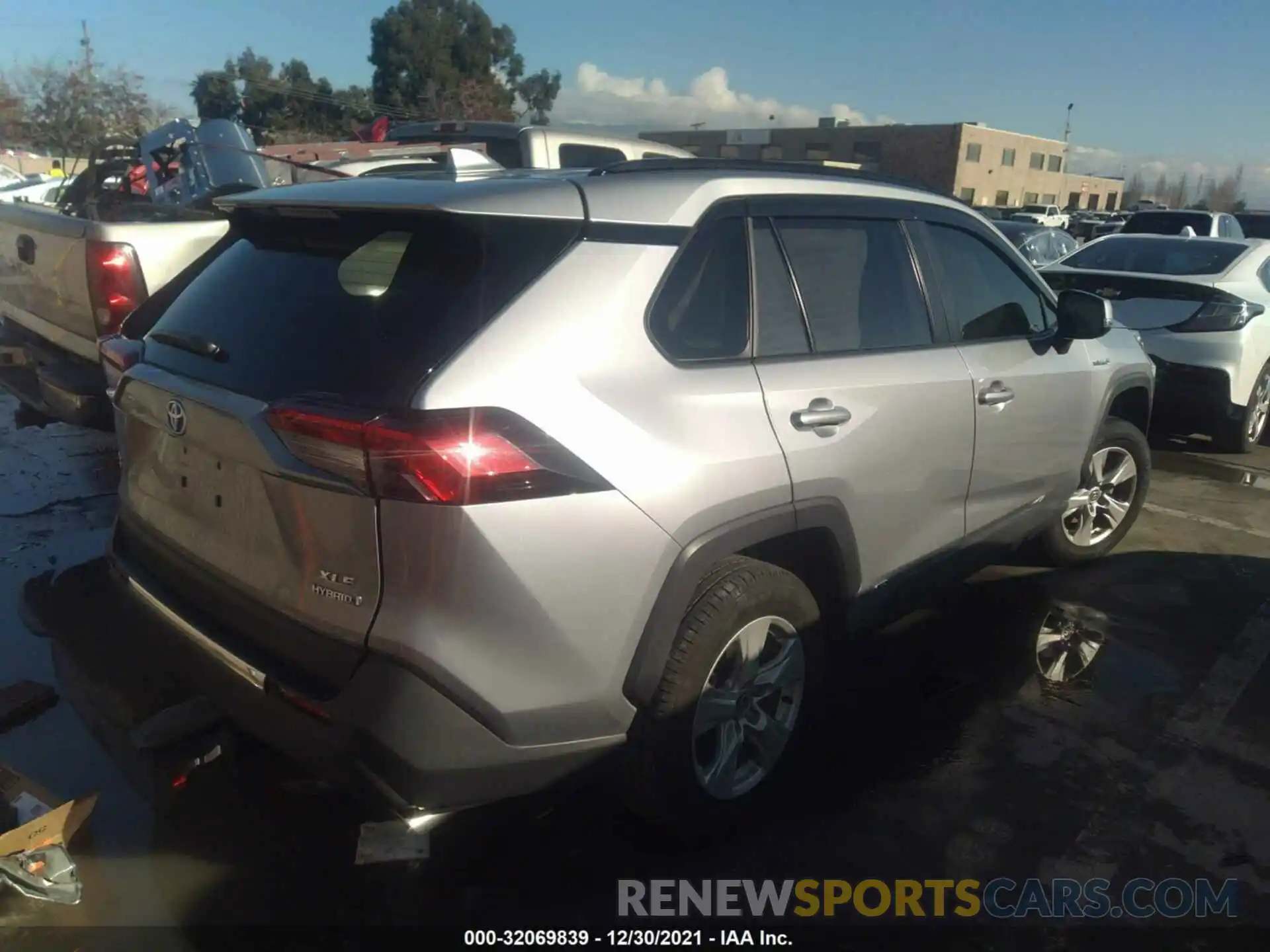 4 Photograph of a damaged car JTMRWRFV3LD545300 TOYOTA RAV4 2020