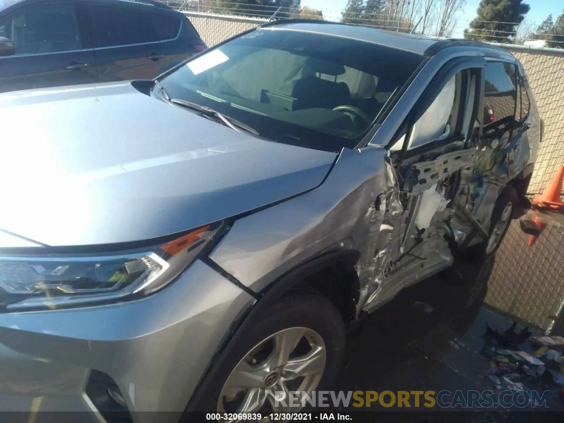 6 Photograph of a damaged car JTMRWRFV3LD545300 TOYOTA RAV4 2020