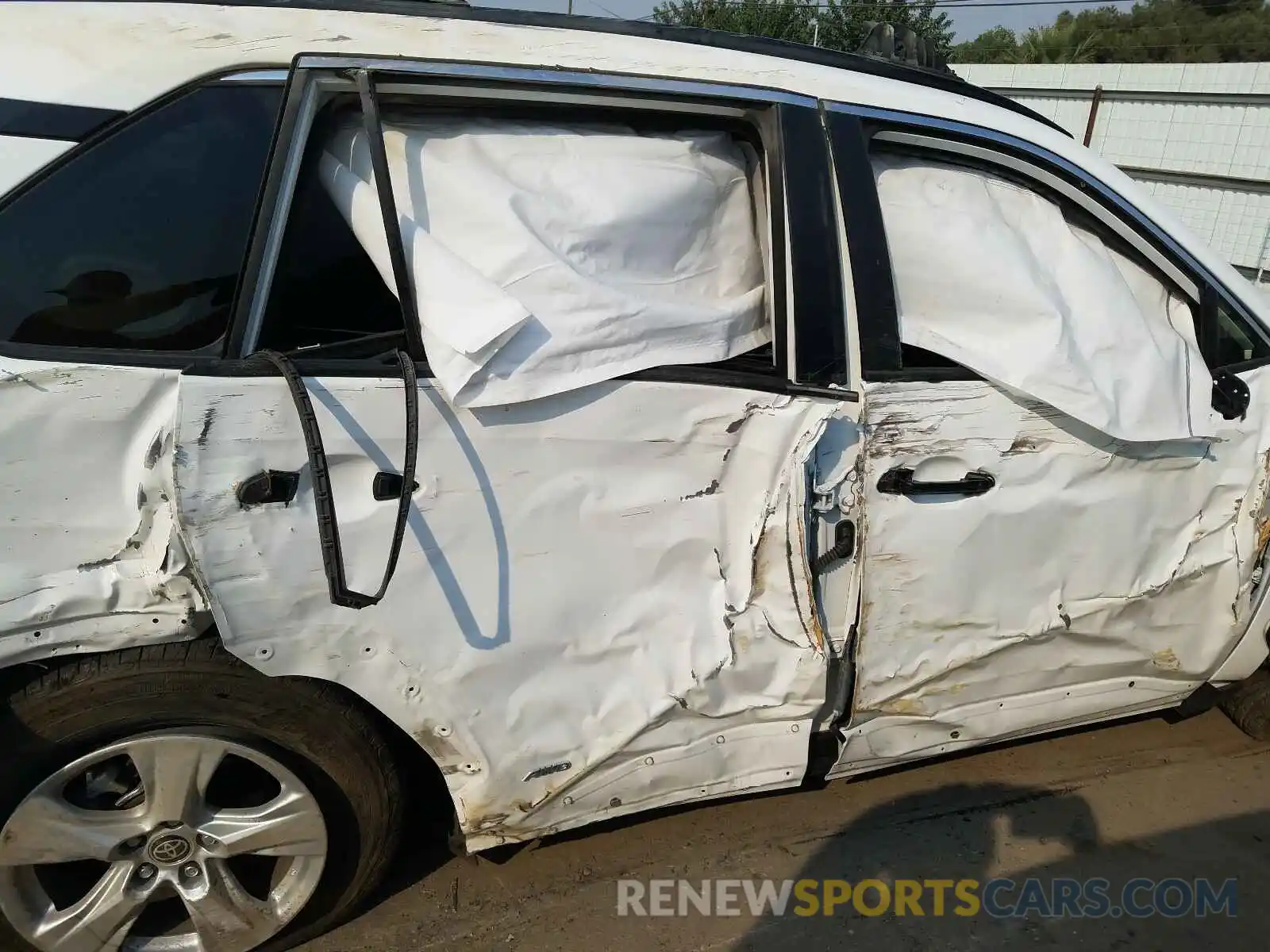 9 Photograph of a damaged car JTMRWRFV7LD060237 TOYOTA RAV4 2020