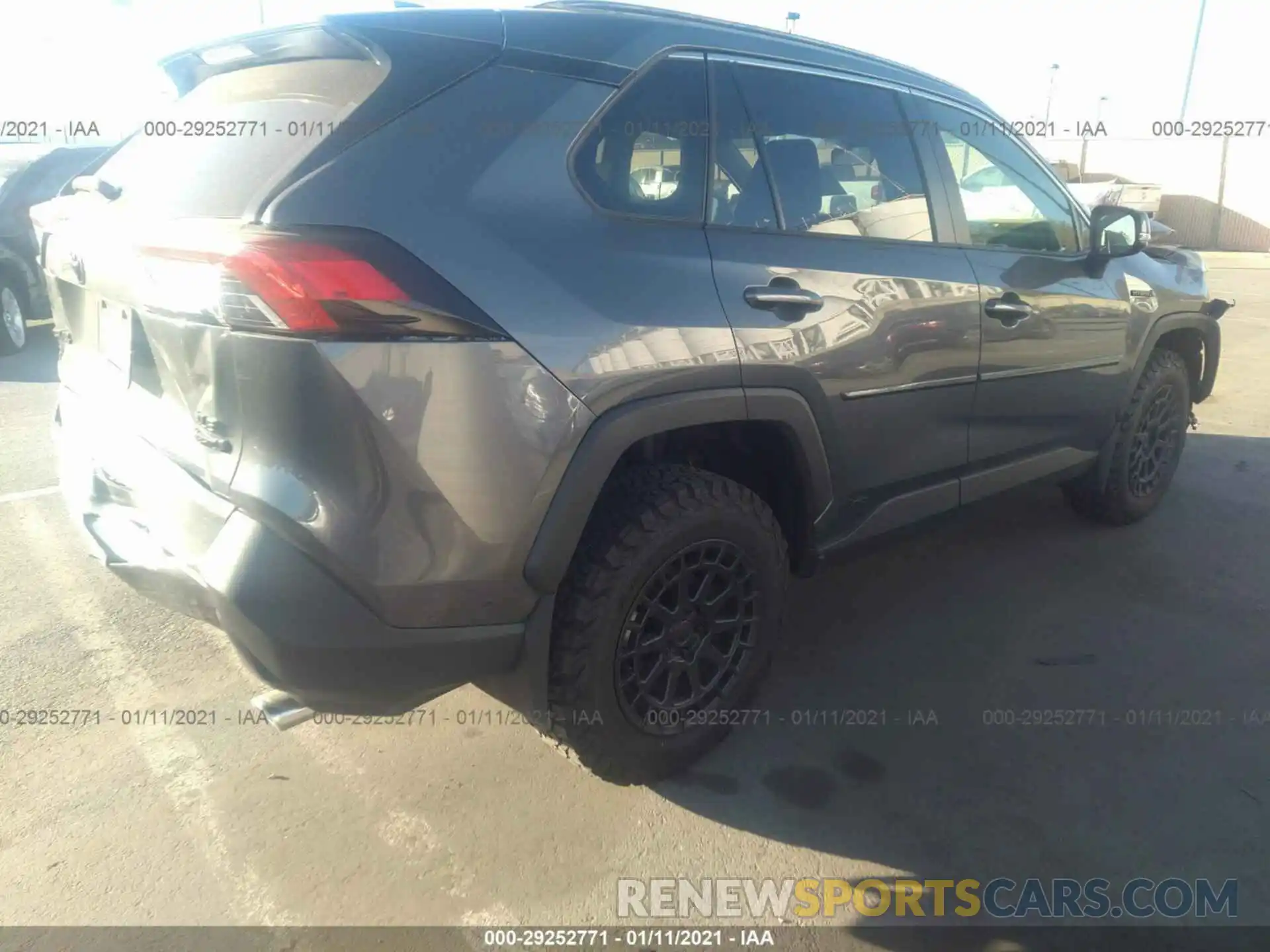 4 Фотография поврежденного автомобиля JTMRWRFV8LD069500 TOYOTA RAV4 2020