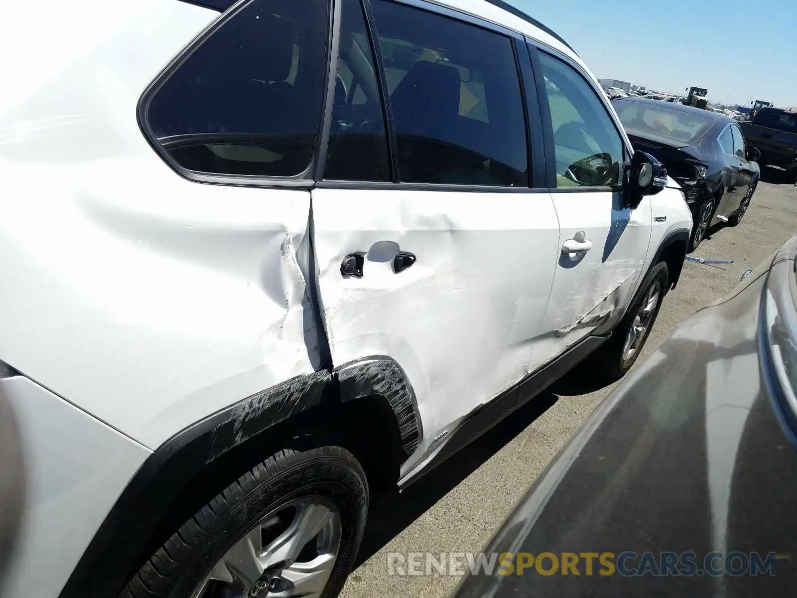 9 Photograph of a damaged car JTMRWRFV9LD064547 TOYOTA RAV4 2020