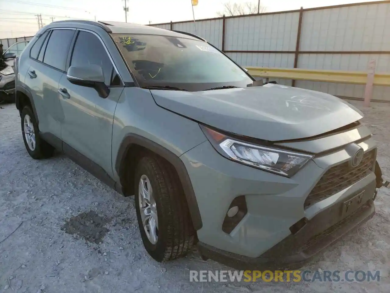 1 Фотография поврежденного автомобиля JTMW1RFVXLD047497 TOYOTA RAV4 2020