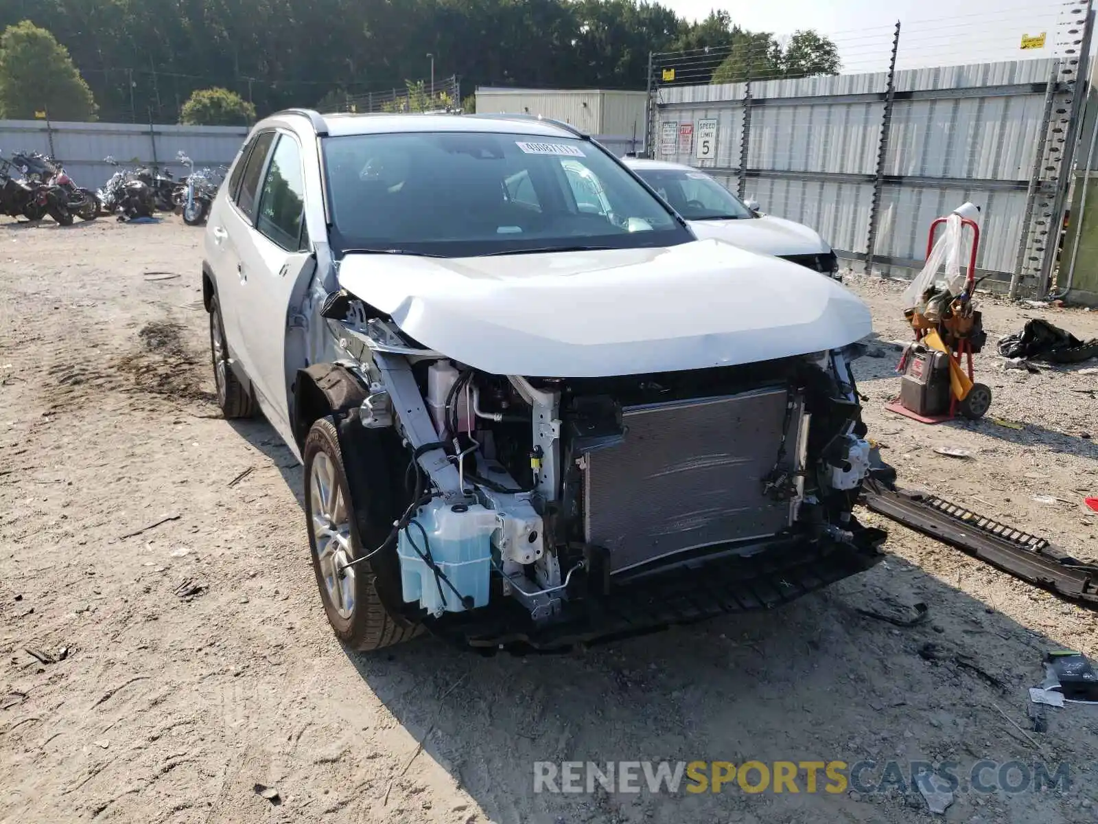 1 Photograph of a damaged car 2T3A1RFV0MW192966 TOYOTA RAV4 2021