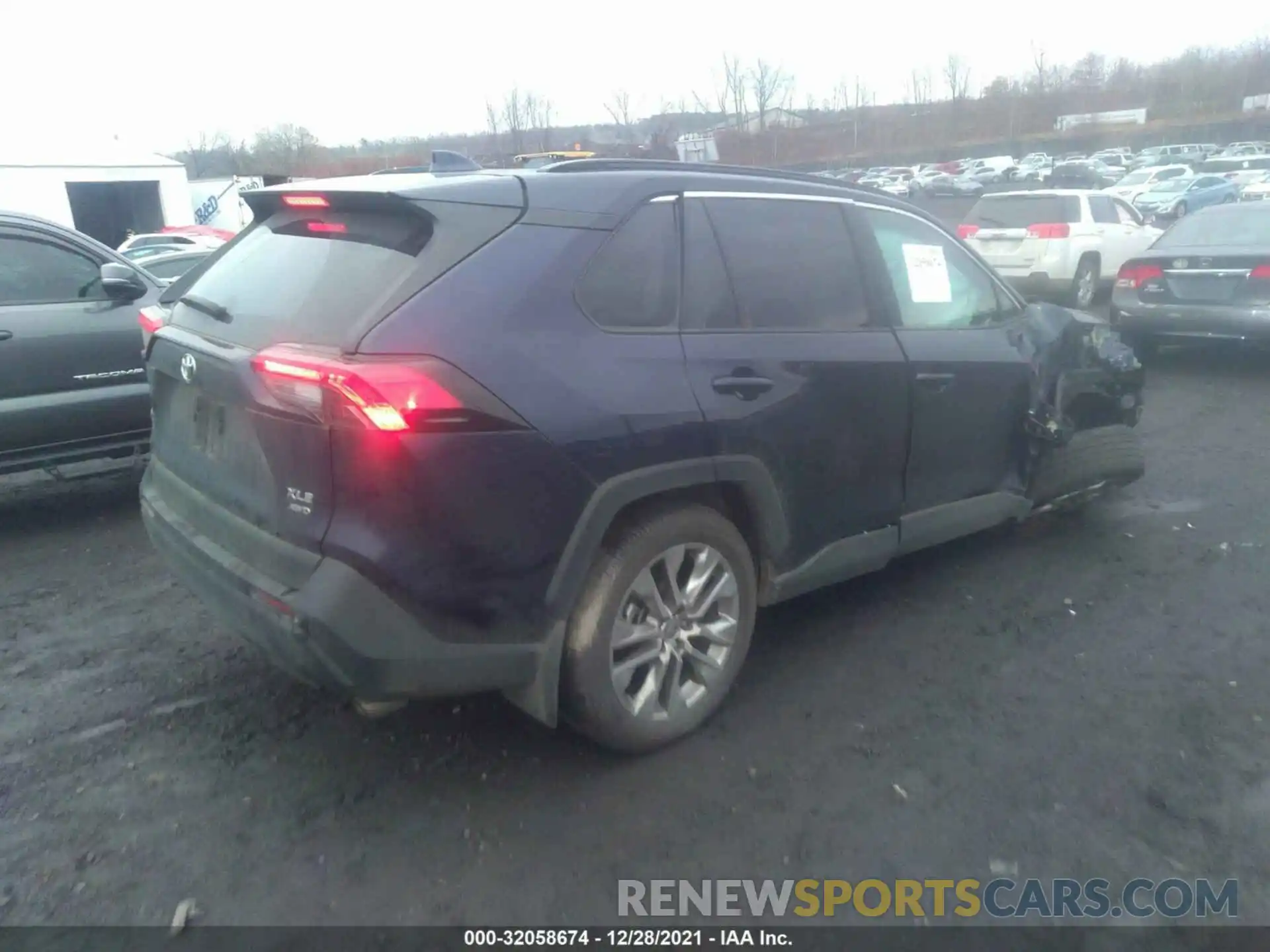 4 Photograph of a damaged car 2T3A1RFV1MW173147 TOYOTA RAV4 2021