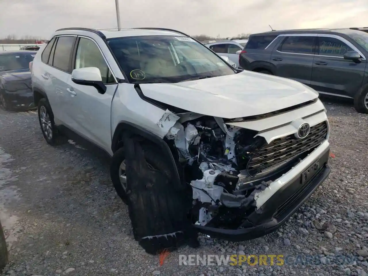 1 Photograph of a damaged car 2T3A1RFV2MW169639 TOYOTA RAV4 2021