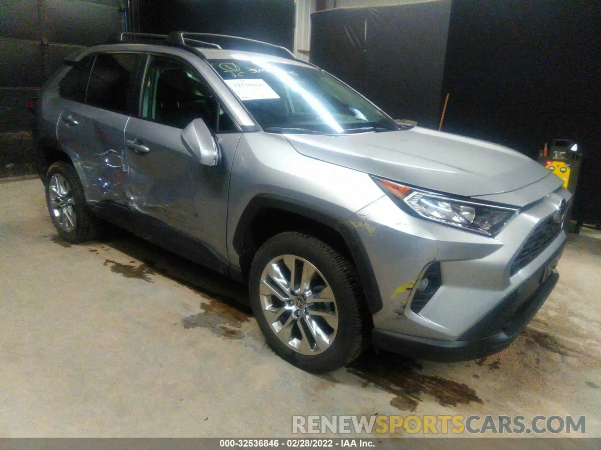 1 Photograph of a damaged car 2T3A1RFV3MC231812 TOYOTA RAV4 2021