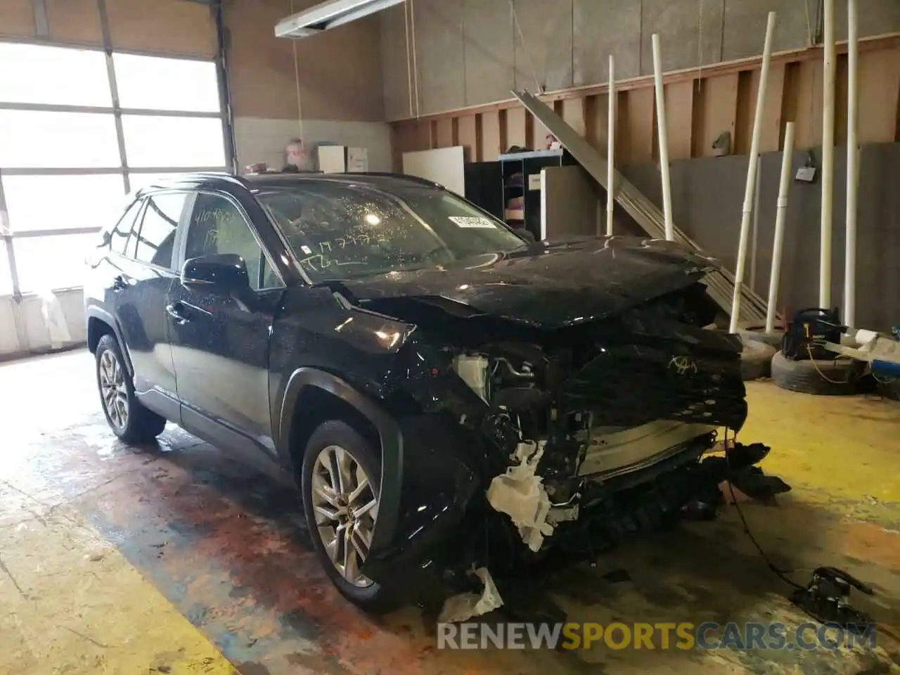 1 Photograph of a damaged car 2T3A1RFV8MC197172 TOYOTA RAV4 2021