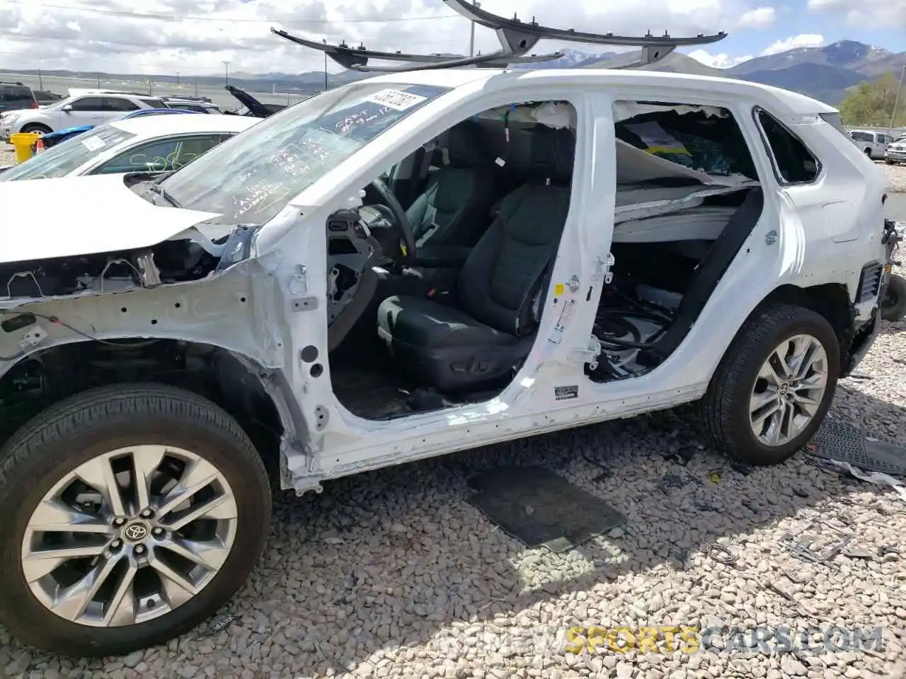 9 Photograph of a damaged car 2T3A1RFV8MW230671 TOYOTA RAV4 2021