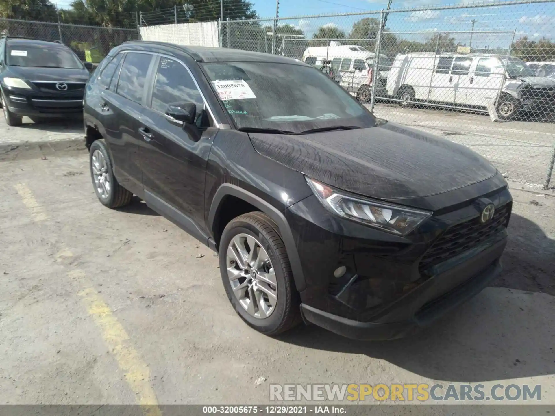 1 Photograph of a damaged car 2T3C1RFV0MC138769 TOYOTA RAV4 2021